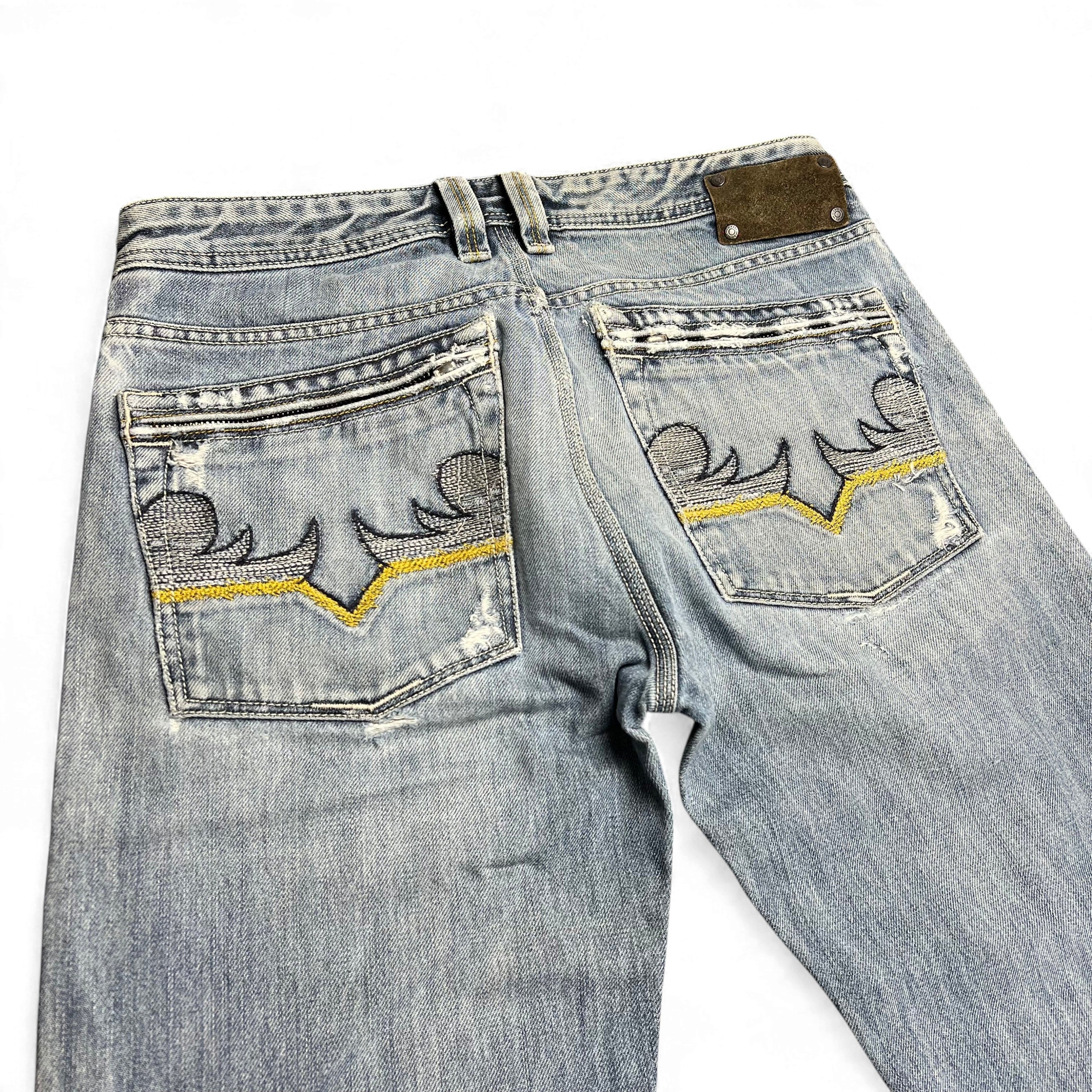 TWC Vintage Diesel Jeans mit geradem Schnitt, hellblaue Waschung, bestickte Gesäßtaschen und Leder-Patch