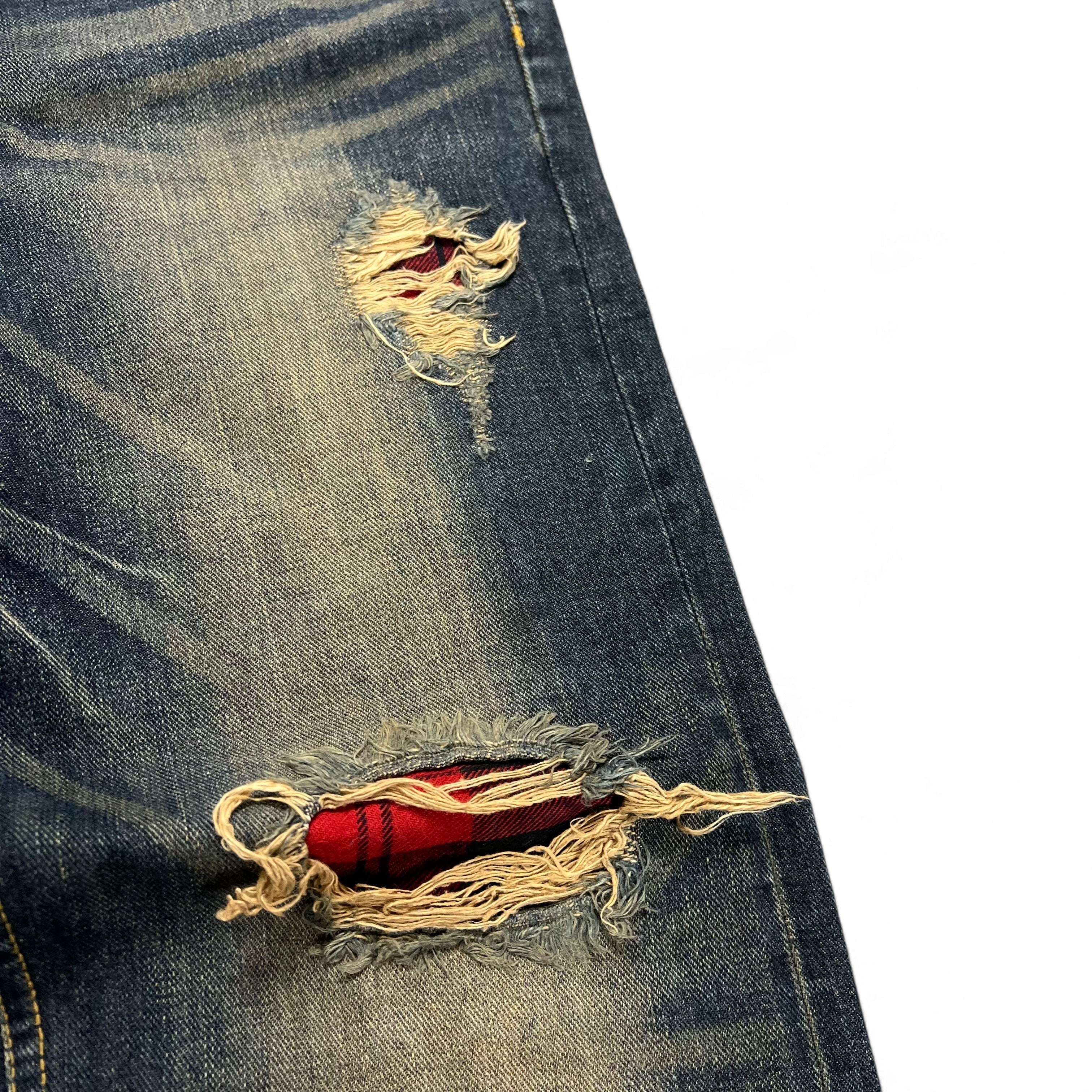 TWC Vintage Bootcut-Jeans in verwaschenem Blau mit Distressed-Details und rotem Karostoff-Futter