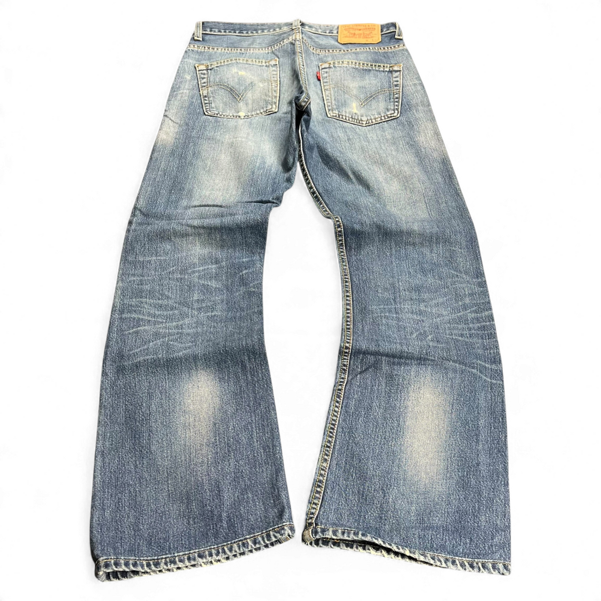 TWC Vintage Levi’s 507 Bootcut Jeans in verwaschenem Blau mit klassischem Lederpatch und Gesäßtaschen