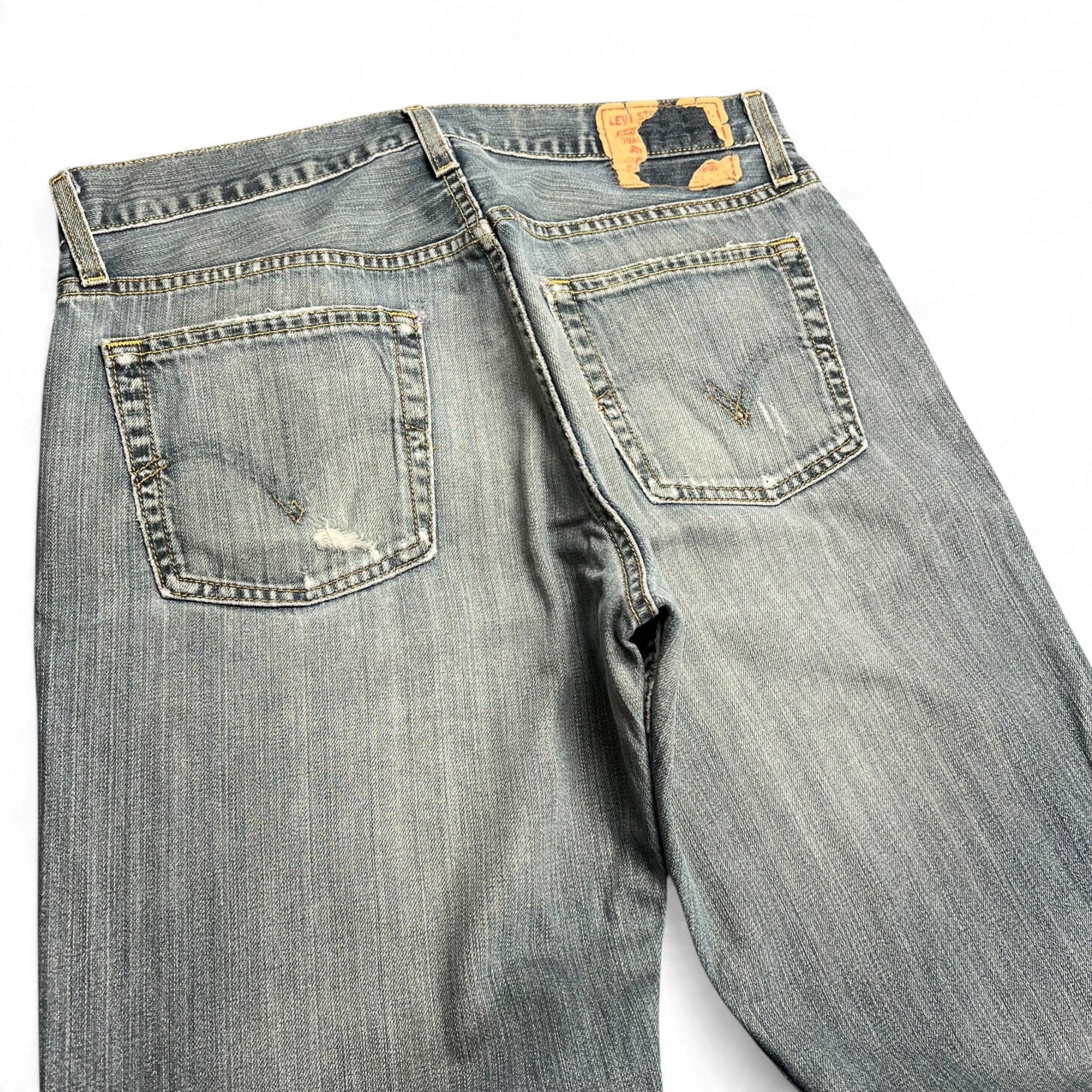 TWC Vintage Levi’s 527 Bootcut Jeans in verwaschenem Blau mit Gesäßtaschen und Lederpatch auf der Rückseite