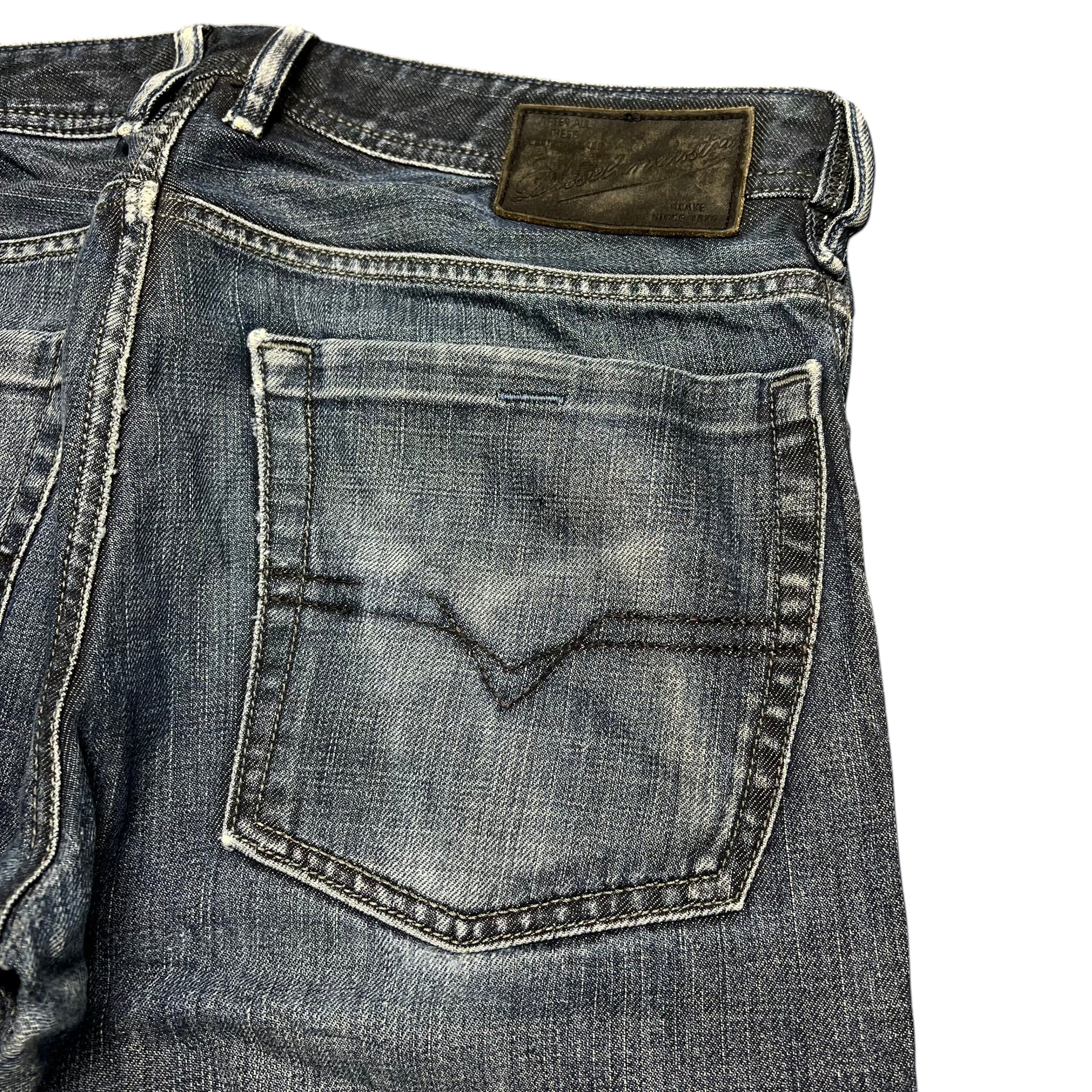 TWC Vintage Diesel Zatiny Bootcut Jeans in verwaschenem Blau mit Leder-Label und Gesäßtasche