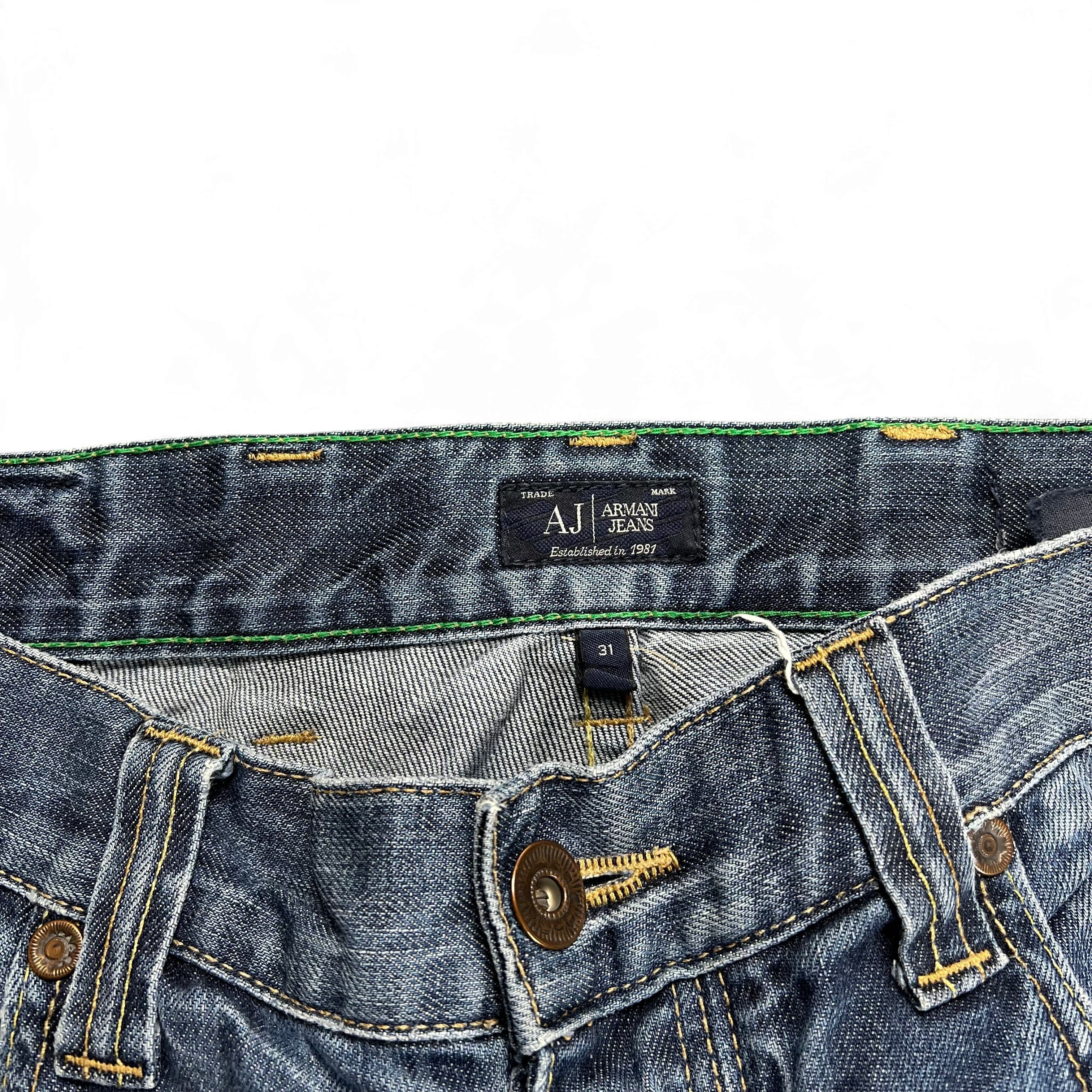 TWC Vintage Armani Jeans Straight Fit Denim mit kontrastierenden Nähten und Markenlabel am Bund