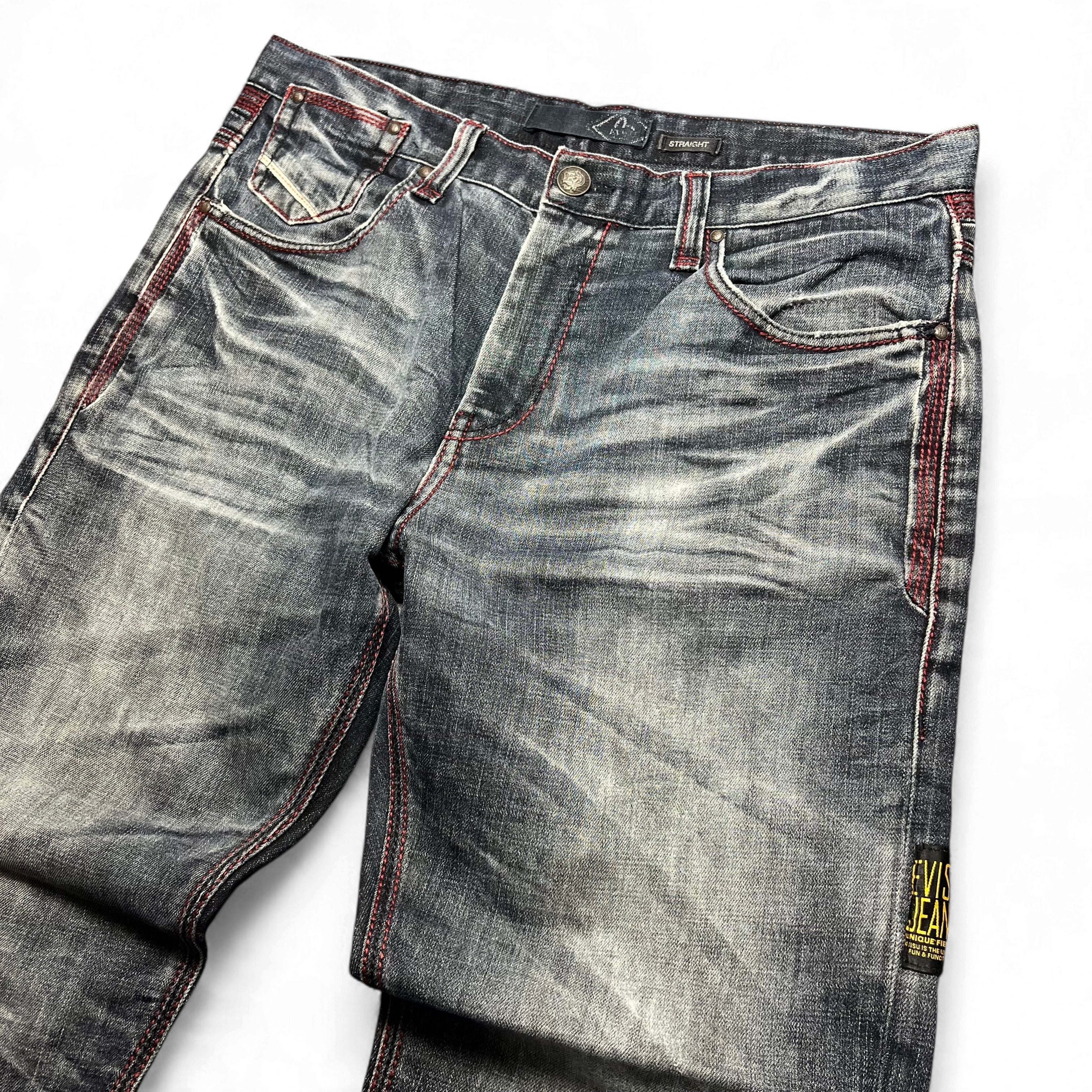 TWC Vintage Evisu Straight Jeans in verwaschenem Blau mit roten Kontrastnähten und gelbem Logo-Aufnäher am Bein