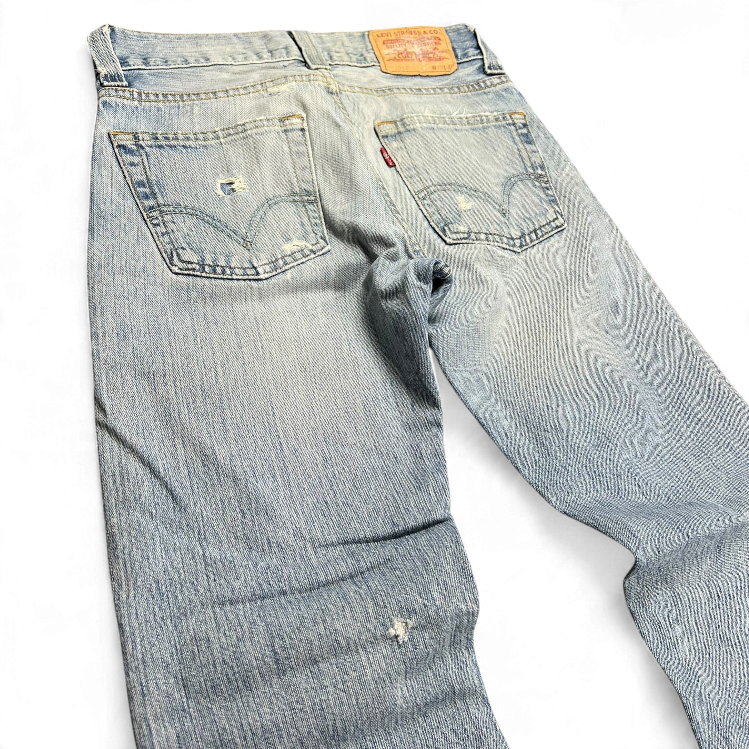 TWC Vintage Levi’s 512 Bootcut Jeans in hellblauem Denim mit Distressed-Details und Leder-Patch auf der Rückseite