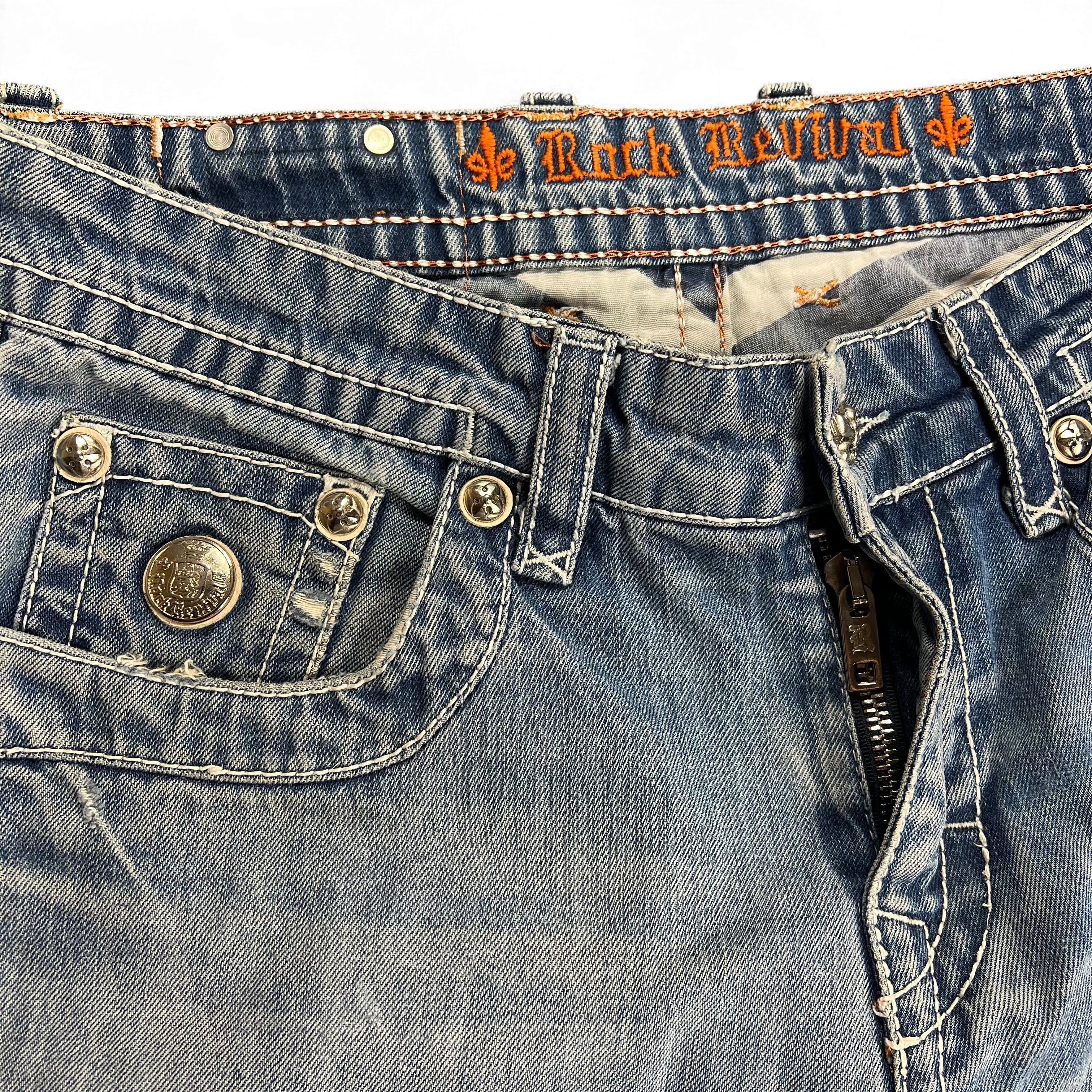 TWC Vintage Rock Revival Baggy Jeans in blauem Denim mit markanten Ziernähten und silbernen Logoknöpfen