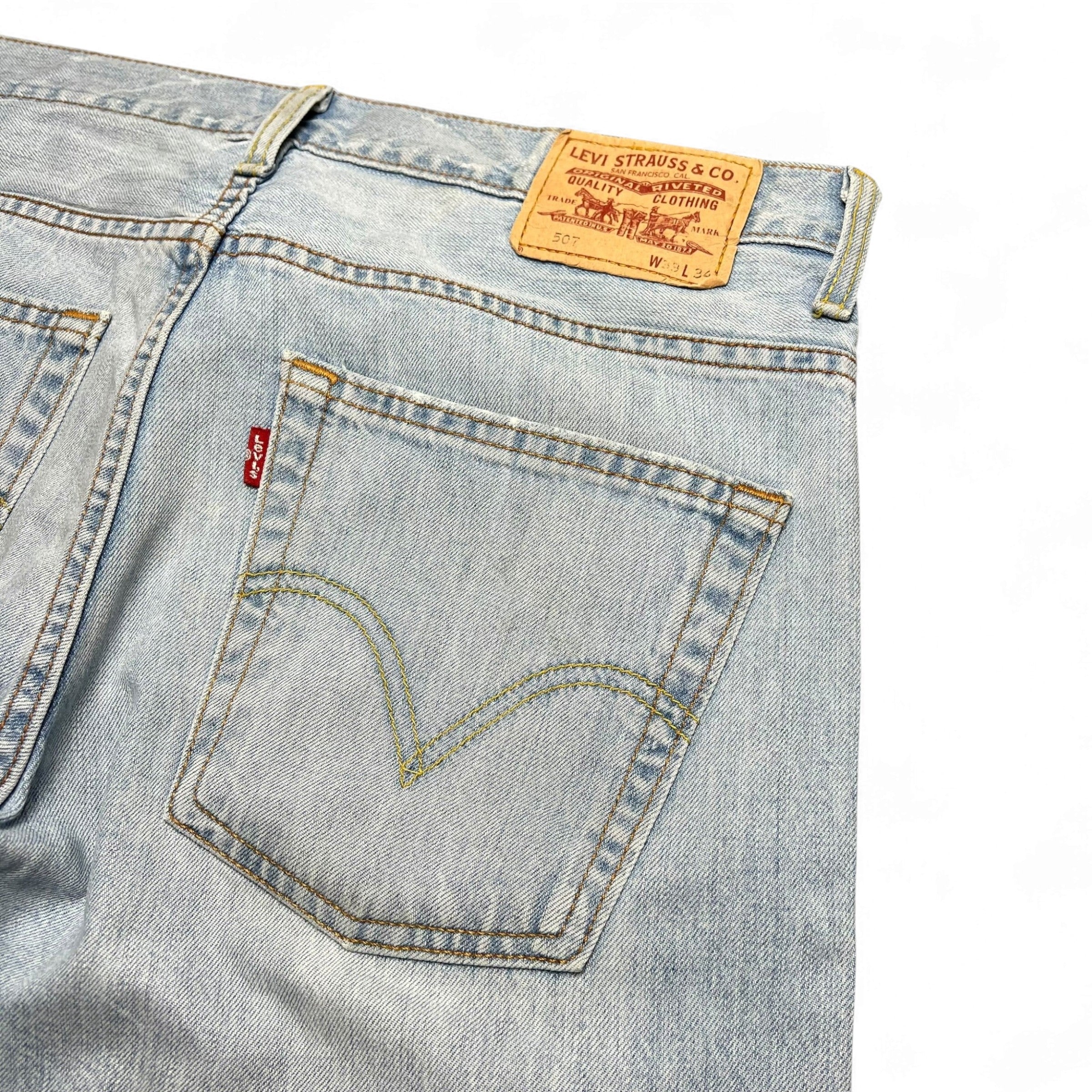 TWC Vintage Levi's 507 Bootcut Jeans in hellblauem Denim mit klassischem Lederpatch und rotem Tab an der Gesäßtasche
