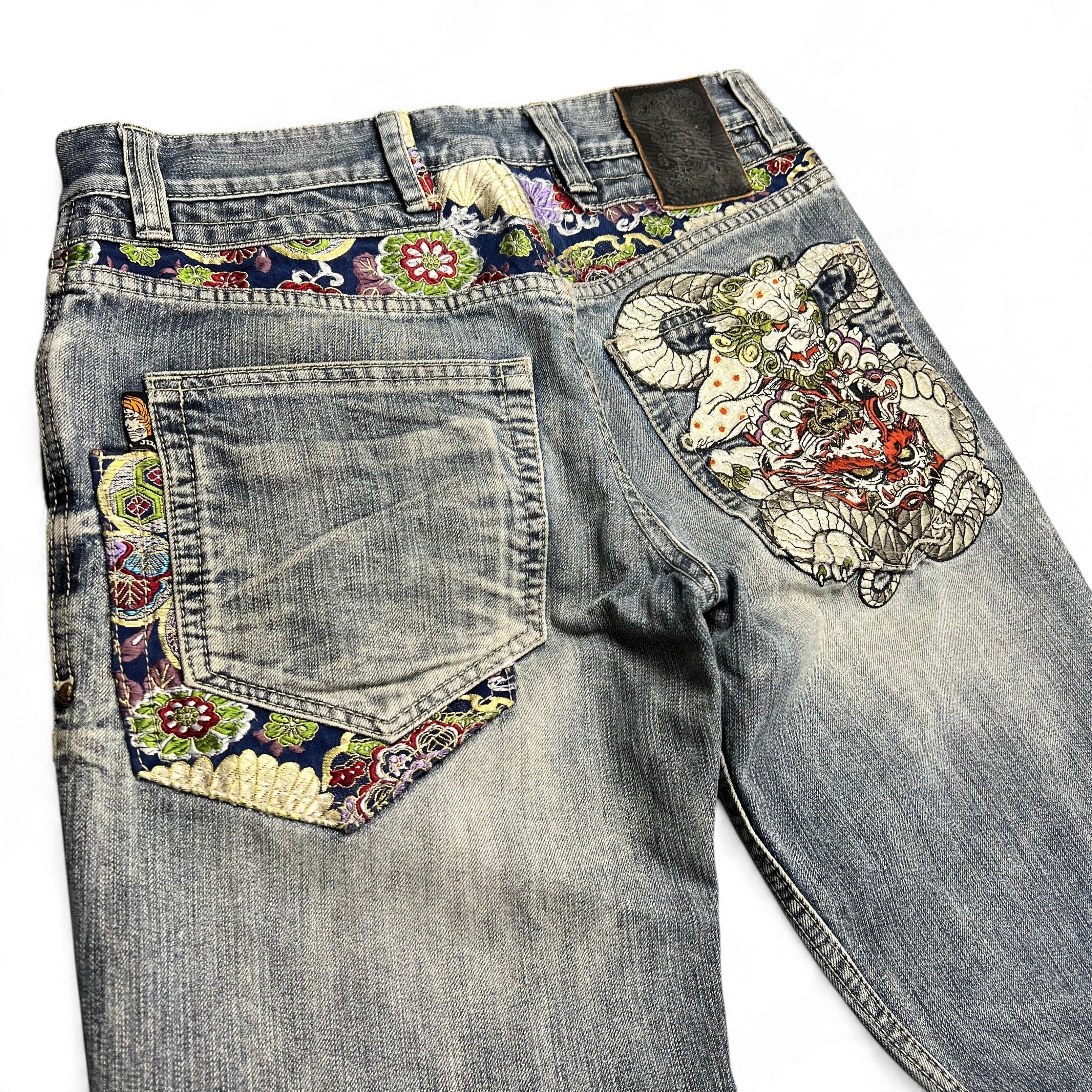 TWC Vintage Jeans mit japanischer Jizo-Stickerei, floralen Stoffeinsätzen und verwaschenem Denim-Design