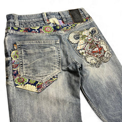 TWC Vintage Jeans mit japanischer Jizo-Stickerei, floralen Stoffeinsätzen und verwaschenem Denim-Design