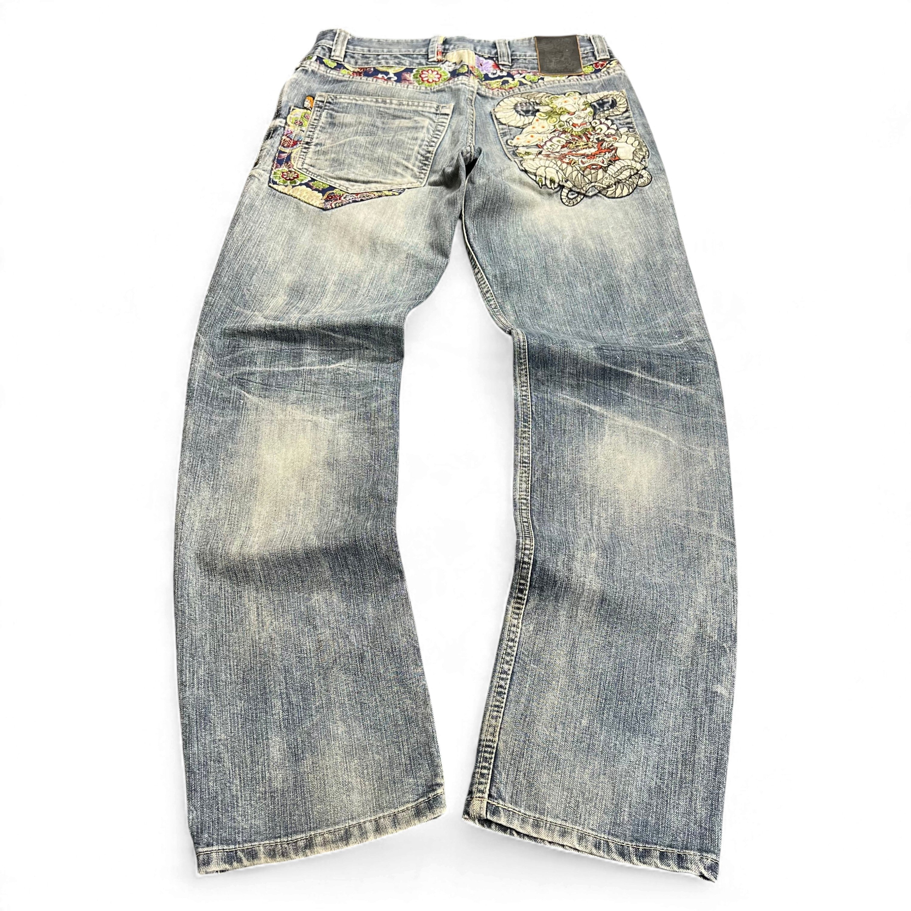 TWC Vintage Jeans mit japanischer Jizo-Stickerei und floralem Muster an den Gesäßtaschen in verwaschenem Blau