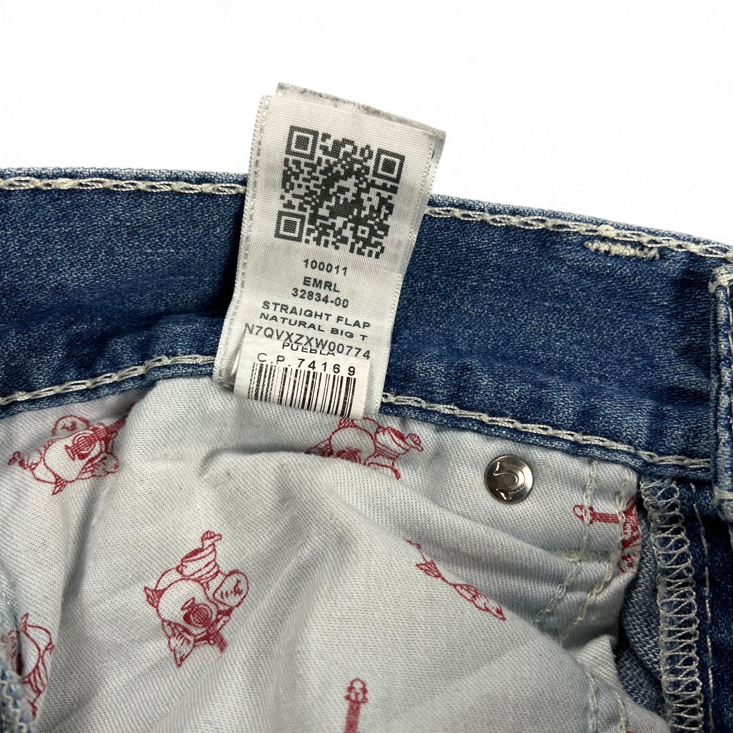 TWC Vintage True Religion Straight Jeans Innenetikett mit QR-Code und Markenlogo auf weißem Futter