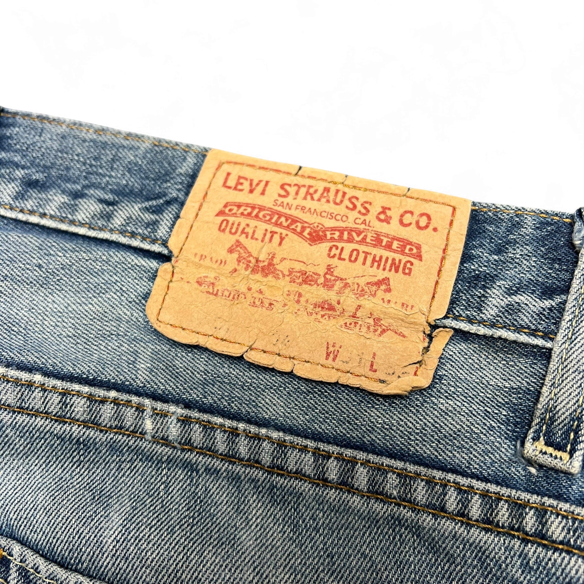 TWC Vintage Levi's 507 Bootcut Jeans mit klassischem braunem Leder-Label auf blauem Denim