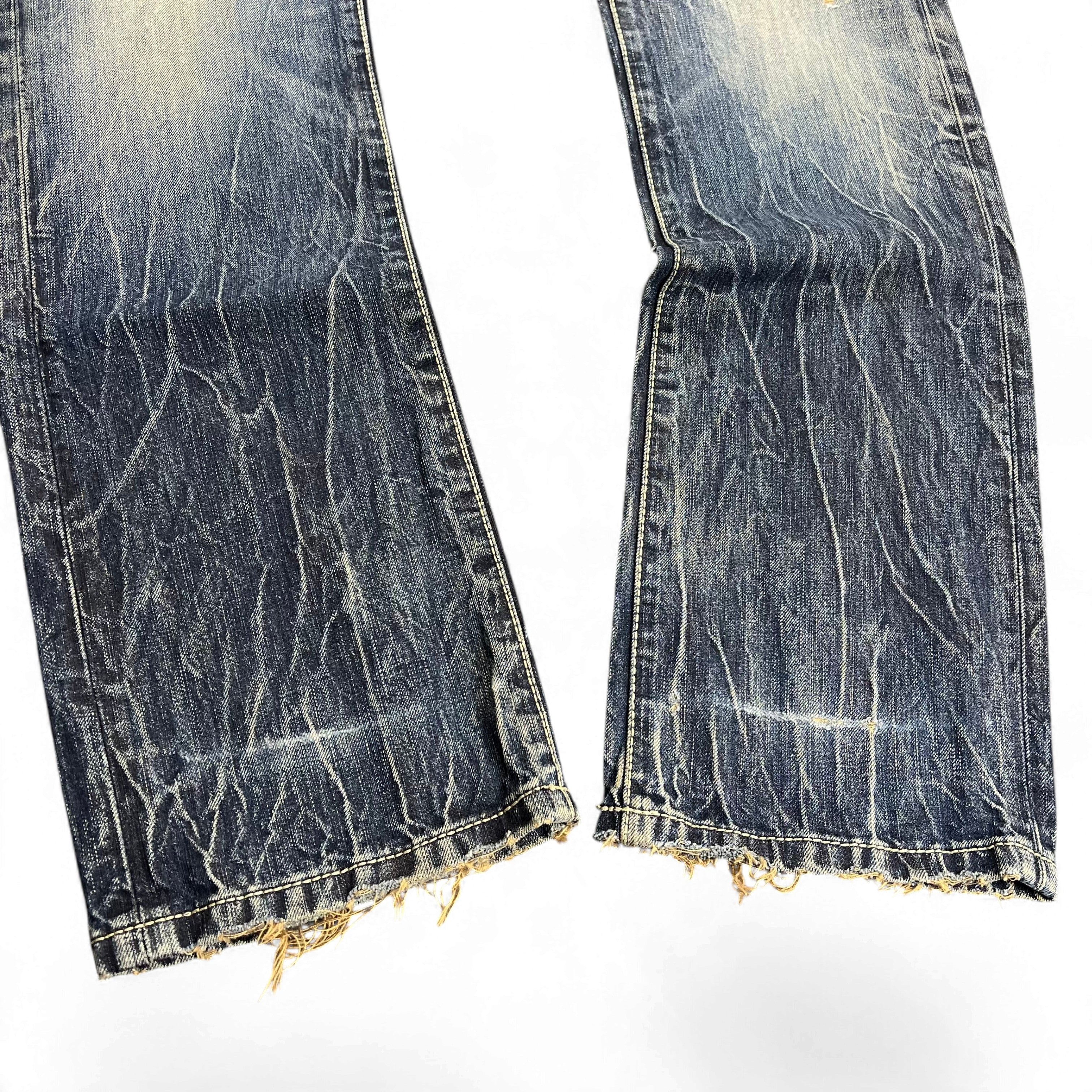 TWC Vintage Evisu KC Straight Jeans mit verwaschener Denim-Optik und ausgefransten Beinabschlüssen