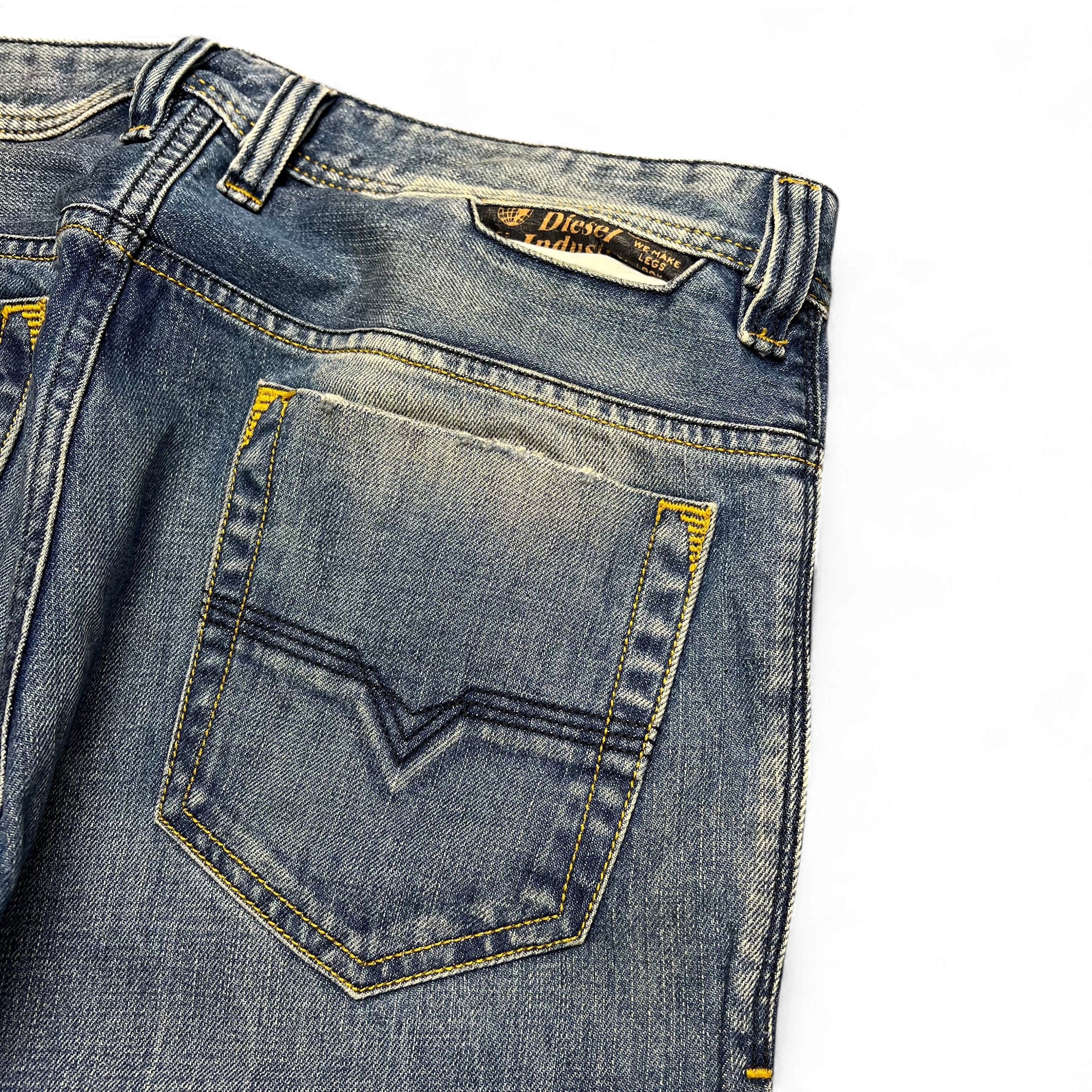 TWC Vintage Diesel Larkee Straight Jeans in verwaschenem Blau mit markanter Gesäßtasche und gelben Kontrastnähten