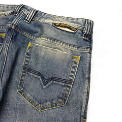 TWC Vintage Diesel Larkee Straight Jeans in verwaschenem Blau mit markanter Gesäßtasche und gelben Kontrastnähten