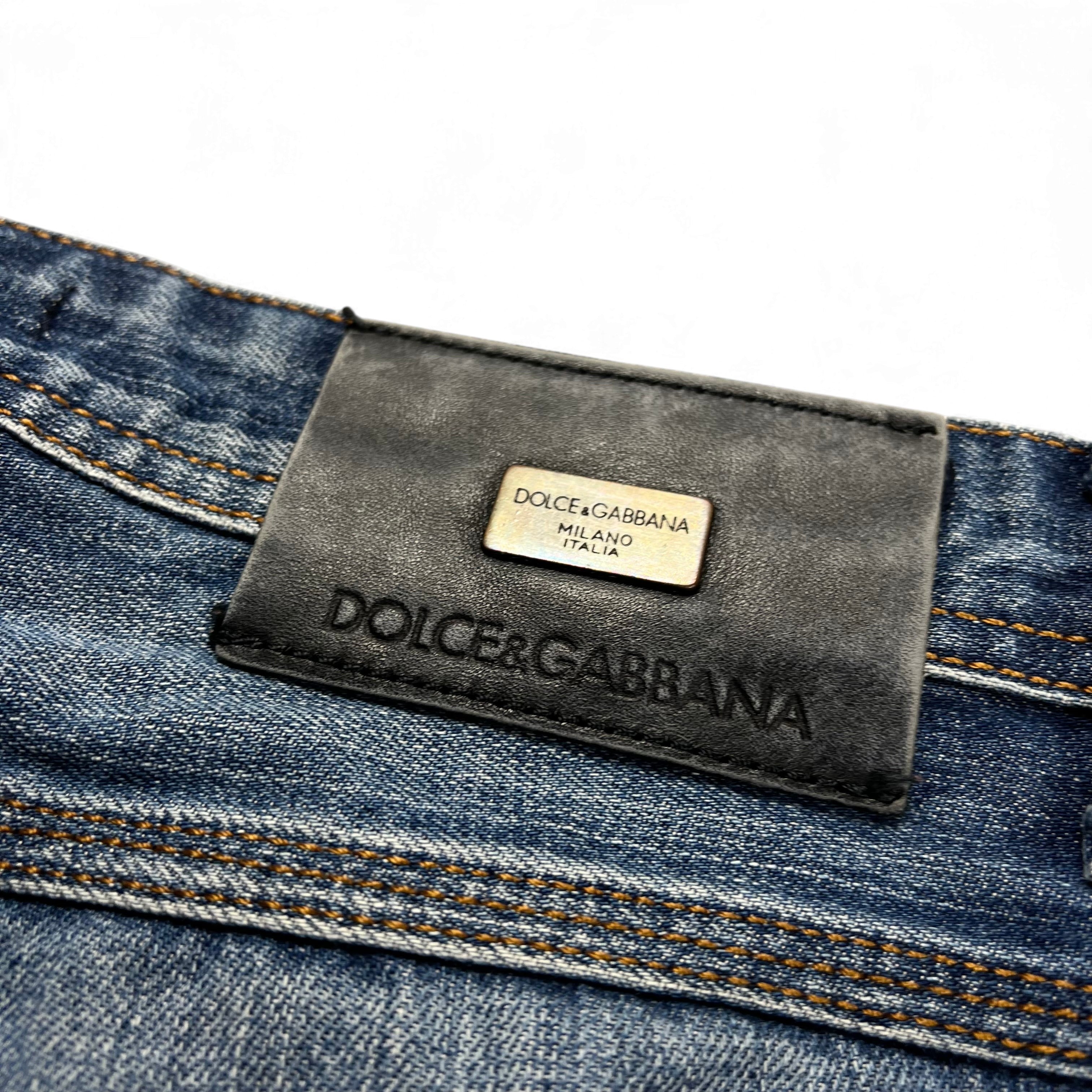 TWC Vintage Dolce&Gabbana Jeans mit Leder-Label und Metall-Logo-Plakette auf blauem Denim