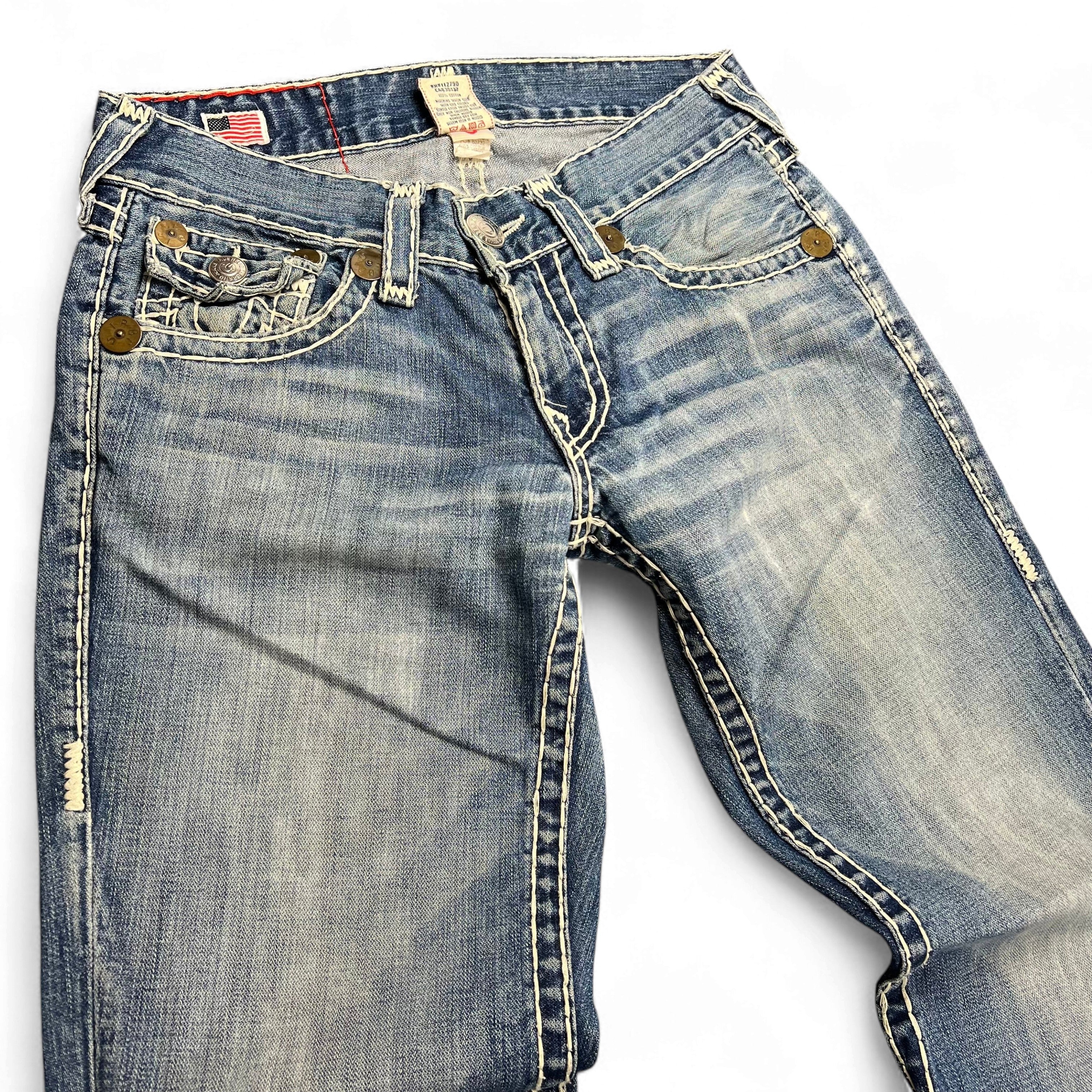 TWC Vintage True Religion Joey Super T Bootcut Jeans in blauem Denim mit markanten weißen Kontrastnähten