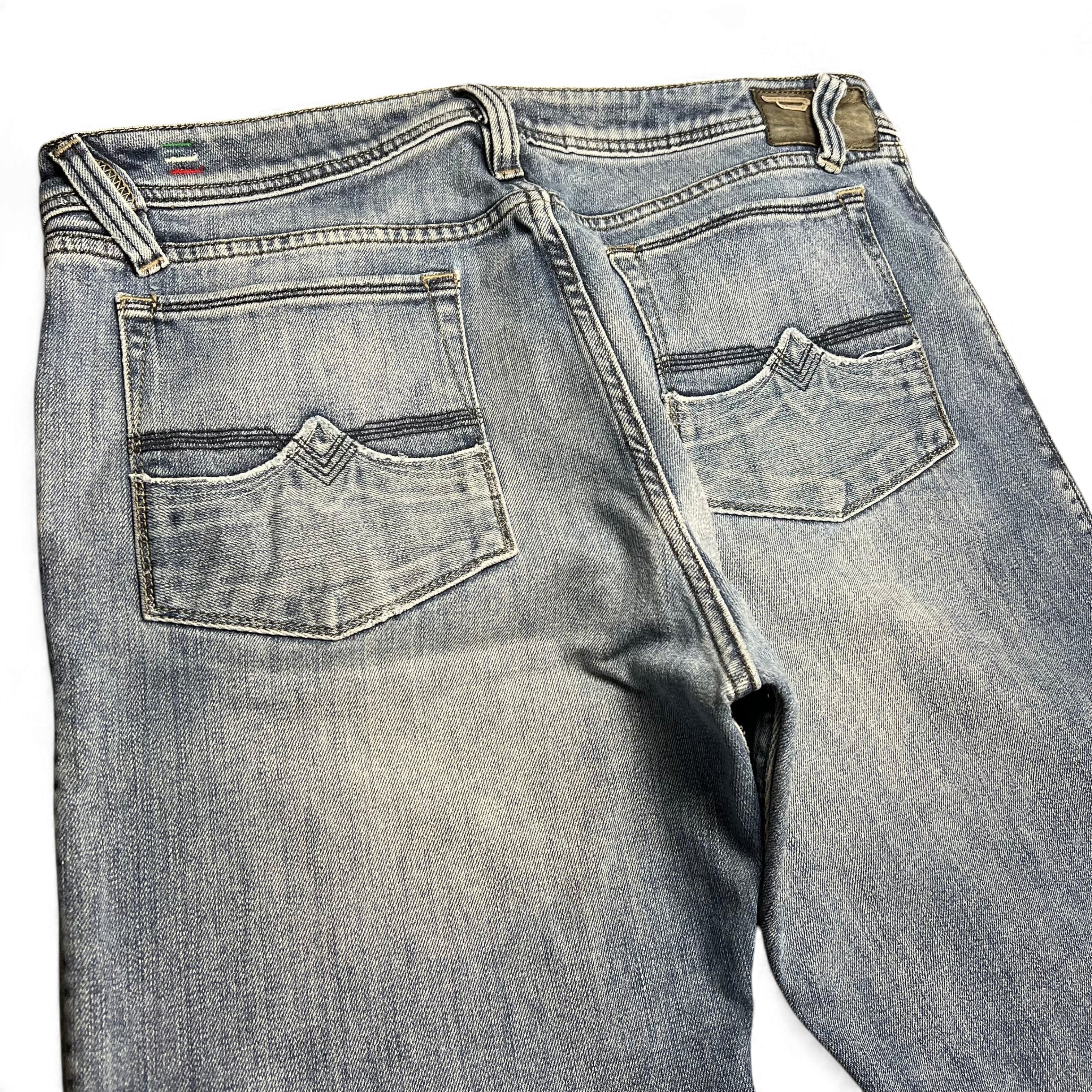 TWC Vintage Diesel Zaf Bootcut Jeans in hellblauem Denim mit markanten Gesäßtaschen und Leder-Patch am Bund