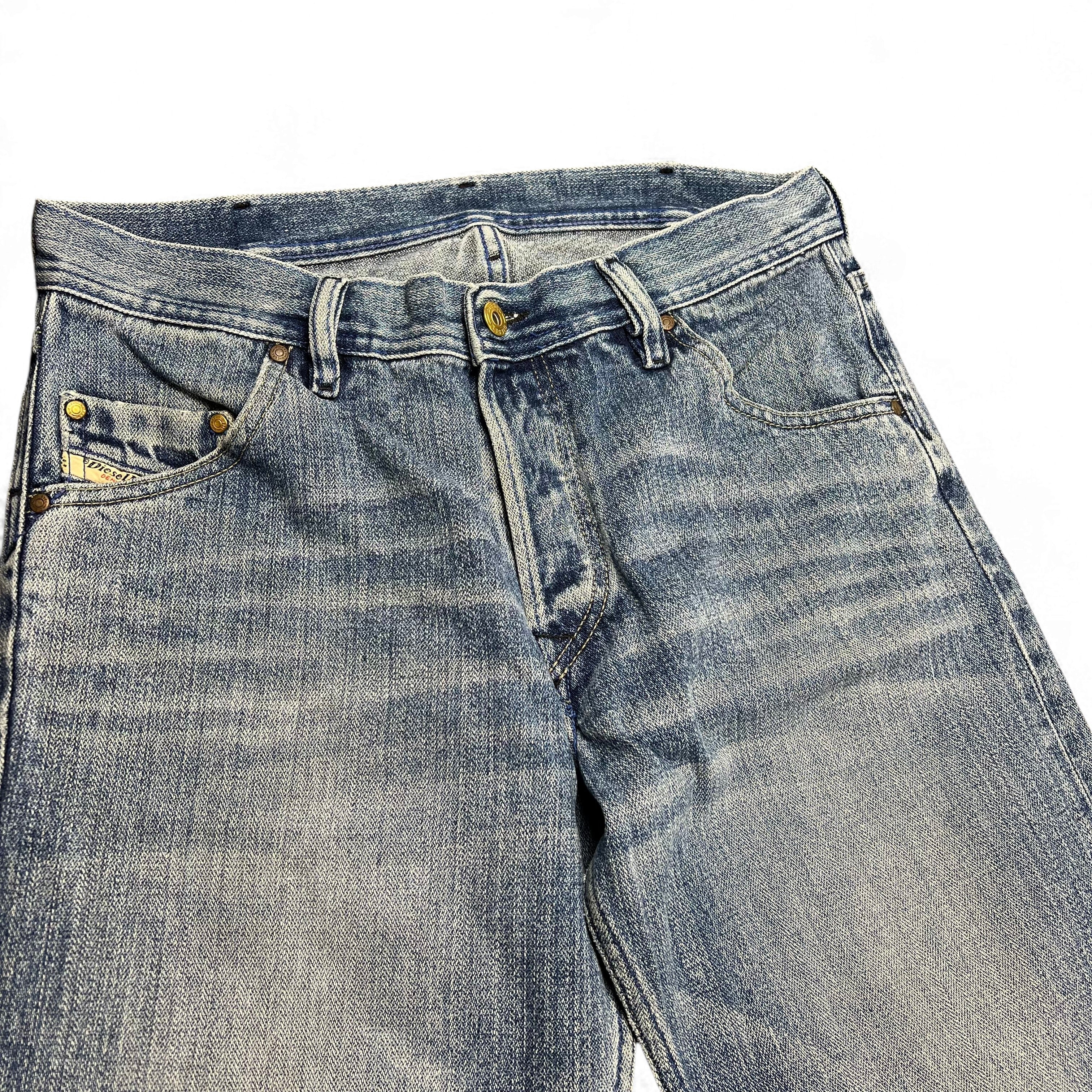 TWC Vintage Diesel Straight Jeans in verwaschenem Blau mit klassischem Five-Pocket-Design und Knopfverschluss