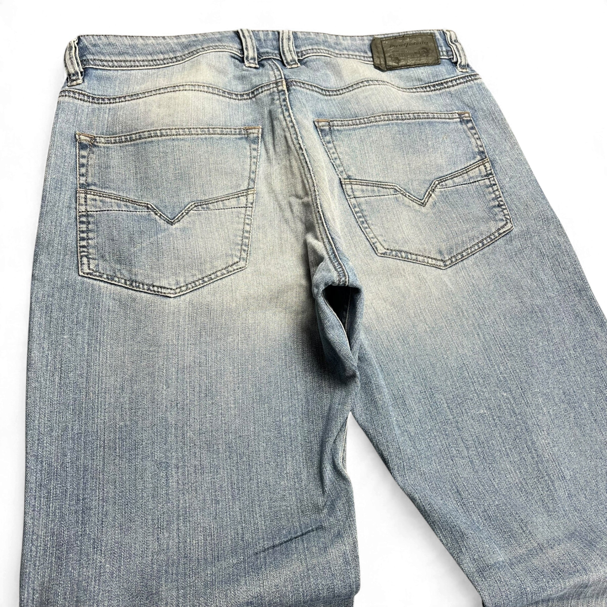 TWC Vintage Diesel Larkee Straight Jeans in hellblauem Denim mit klassischer Waschung und Gesäßtaschen