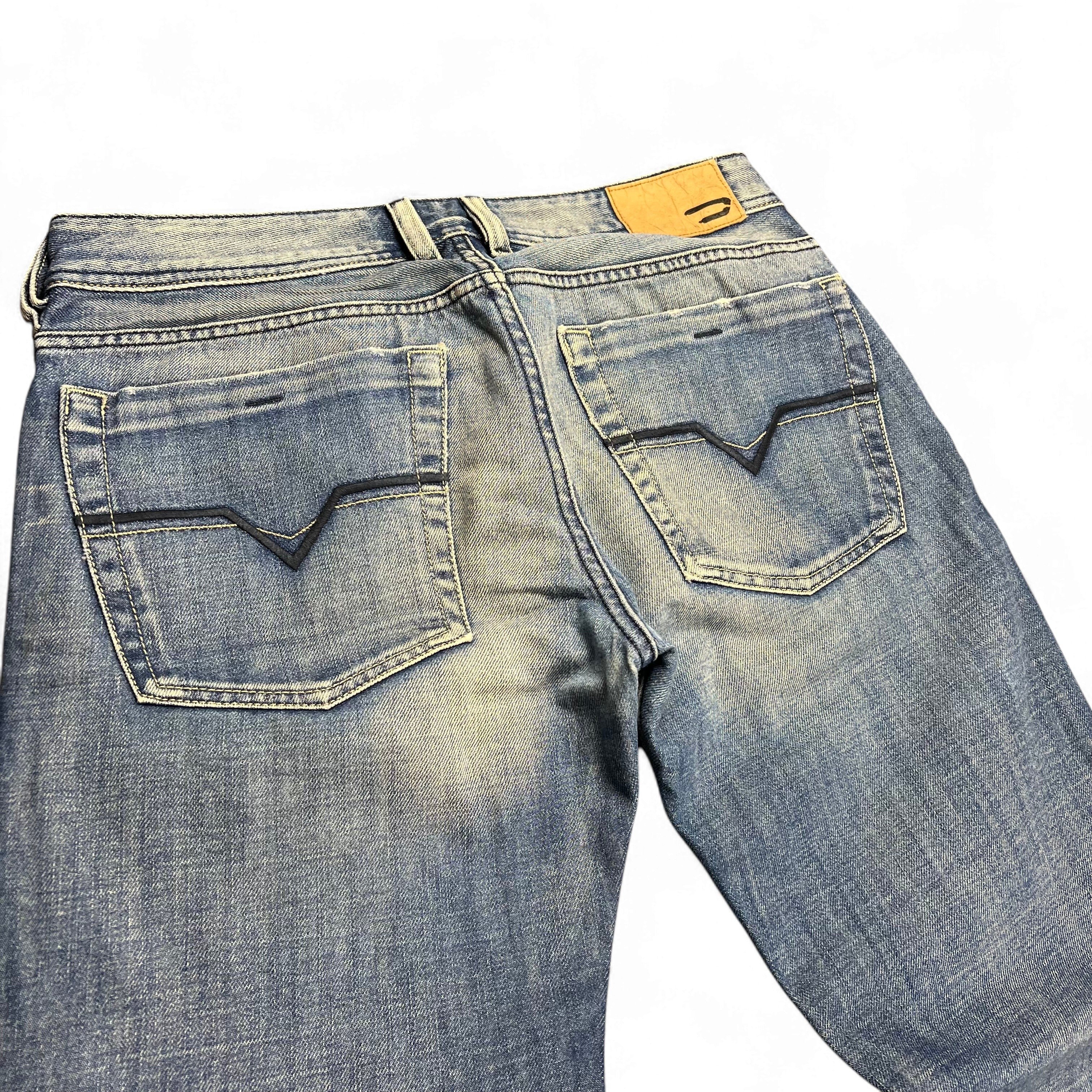 TWC Vintage Diesel Zathan Bootcut Jeans in verwaschenem Blau mit charakteristischen Gesäßtaschen und Lederpatch