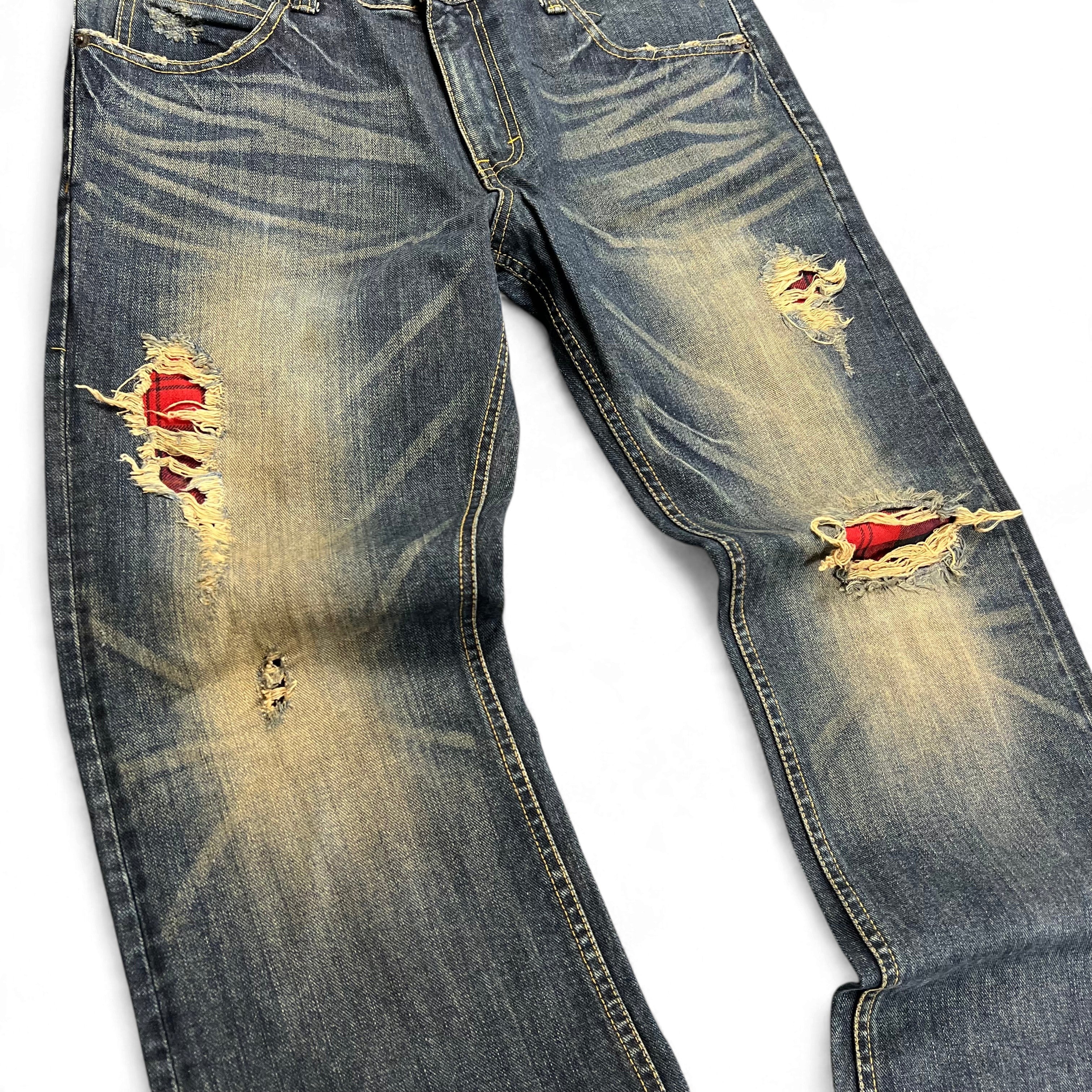 TWC Vintage Bootcut-Jeans in verwaschenem Blau mit Distressed-Details und rotem Karostoff-Futter