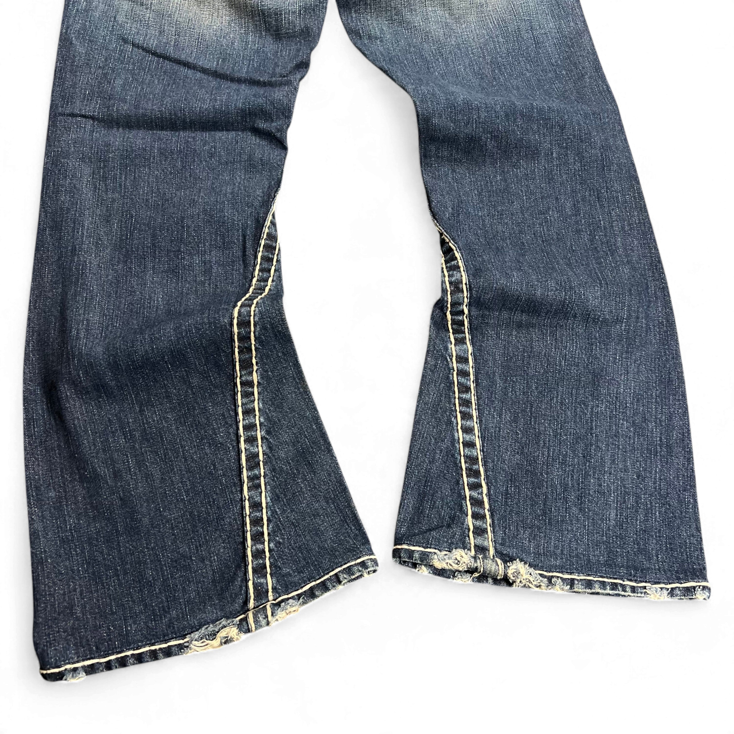 TWC Vintage True Religion Joey Super T Bootcut Jeans in dunkelblau mit markanten hellen Kontrastnähten und Used-Look