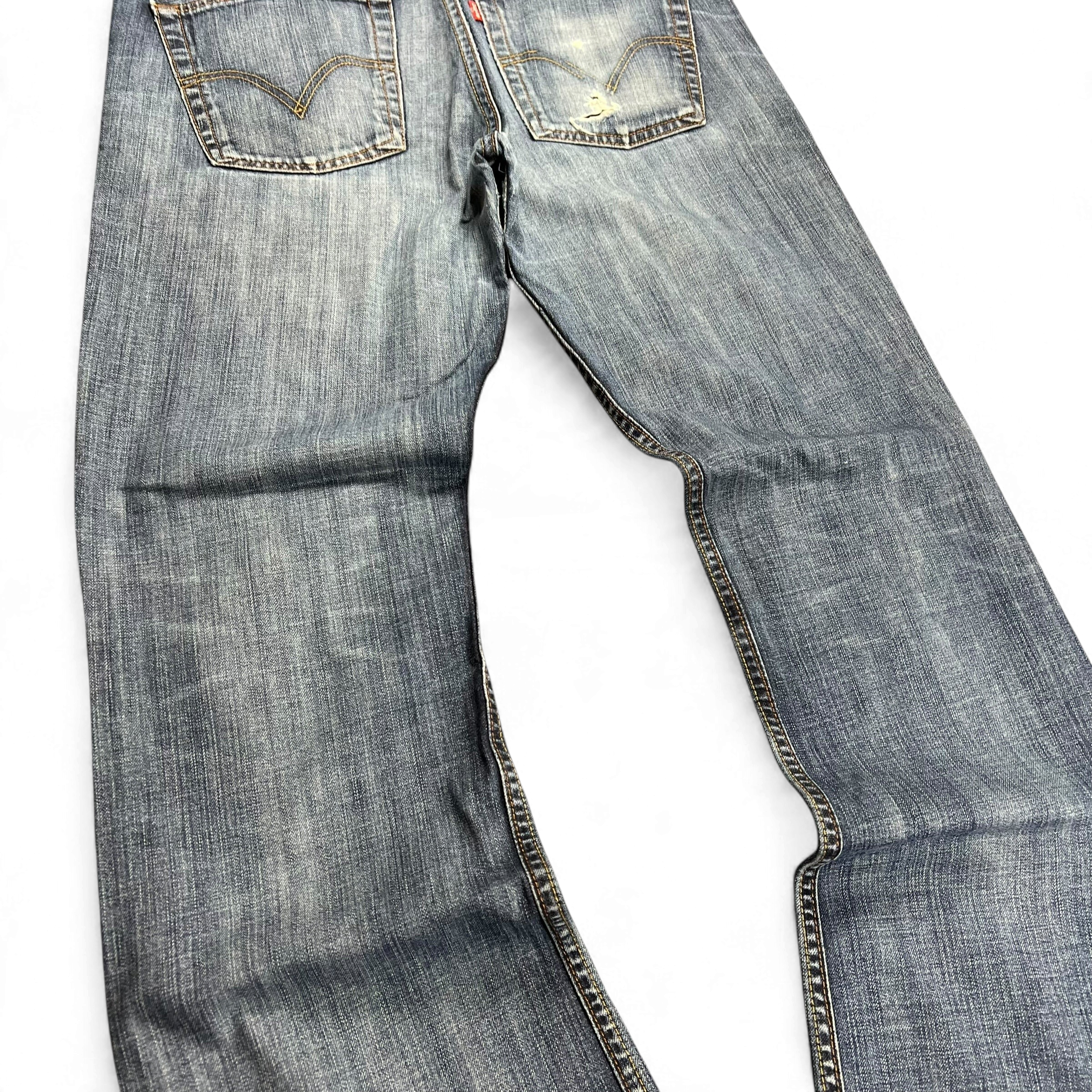 TWC Vintage Levi’s 507 Bootcut Jeans in verwaschenem Blau mit Gesäßtaschen und klassischem Schnitt
