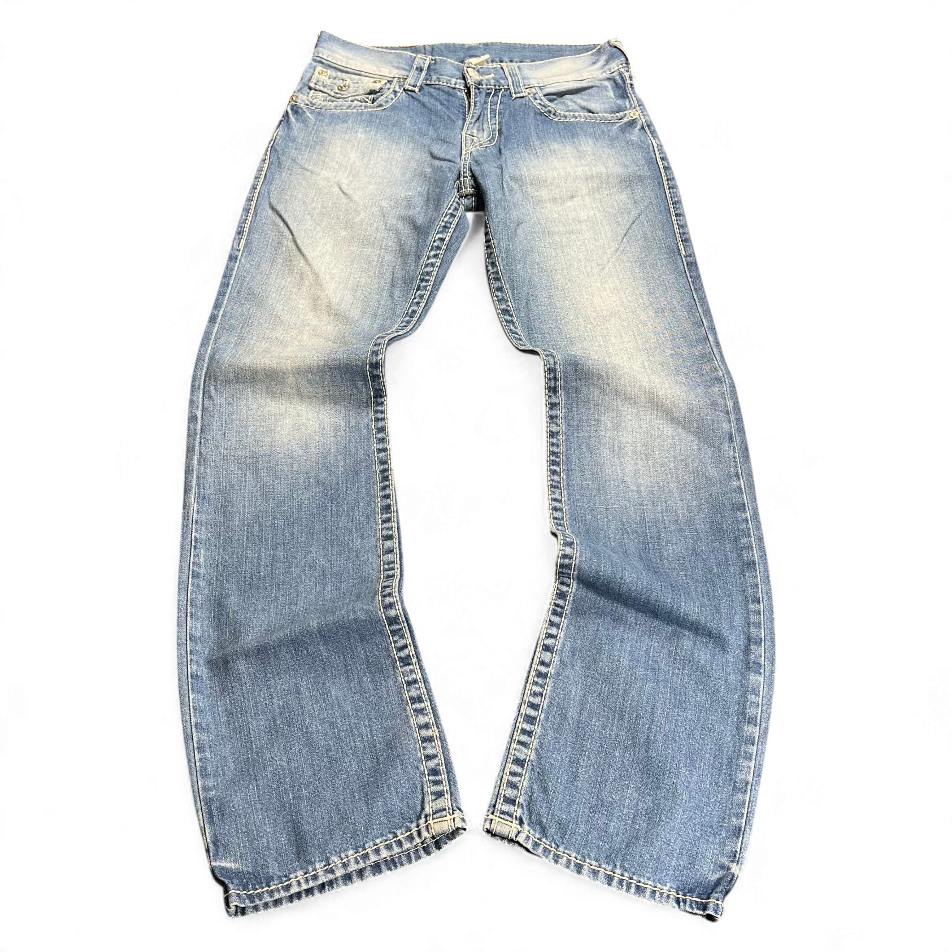 TWC Vintage True Religion Straight Jeans in hellblauem Denim mit markanten Kontrastnähten und Vintage-Waschung