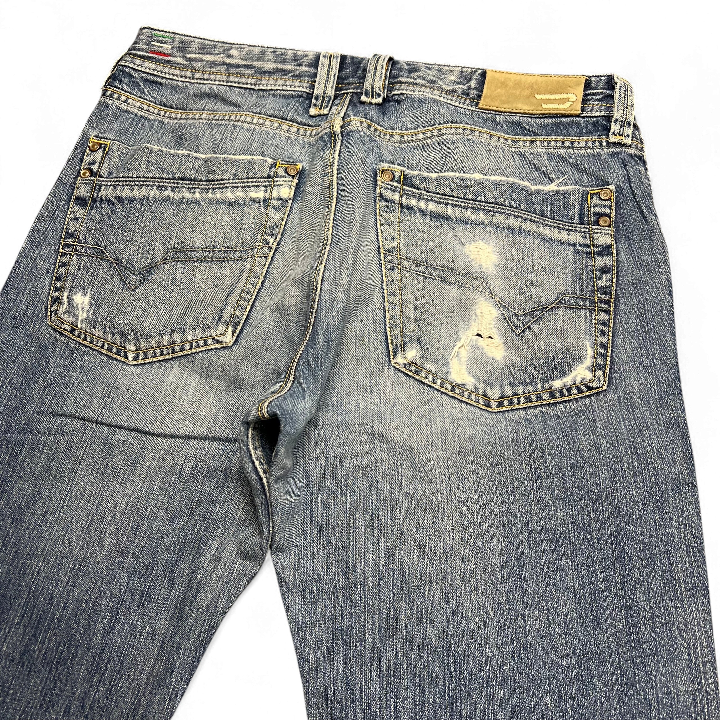TWC Vintage Diesel Bootcut Jeans in verwaschenem Blau mit Distressed-Details und Gesäßtaschen