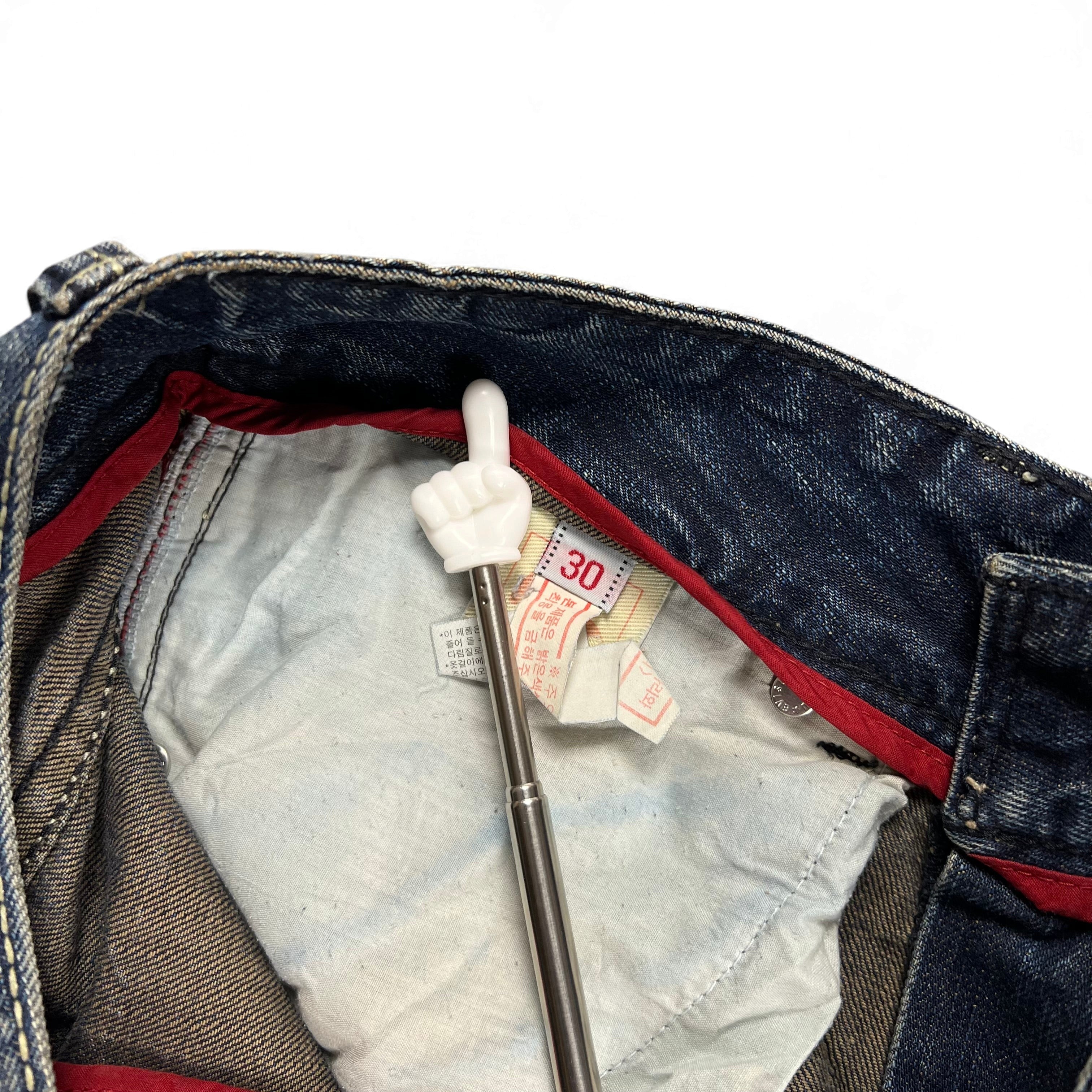 TWC Vintage Evisu KC Straight Jeans mit rotem Innenfutter und Größenetikett 30 in der Innenansicht