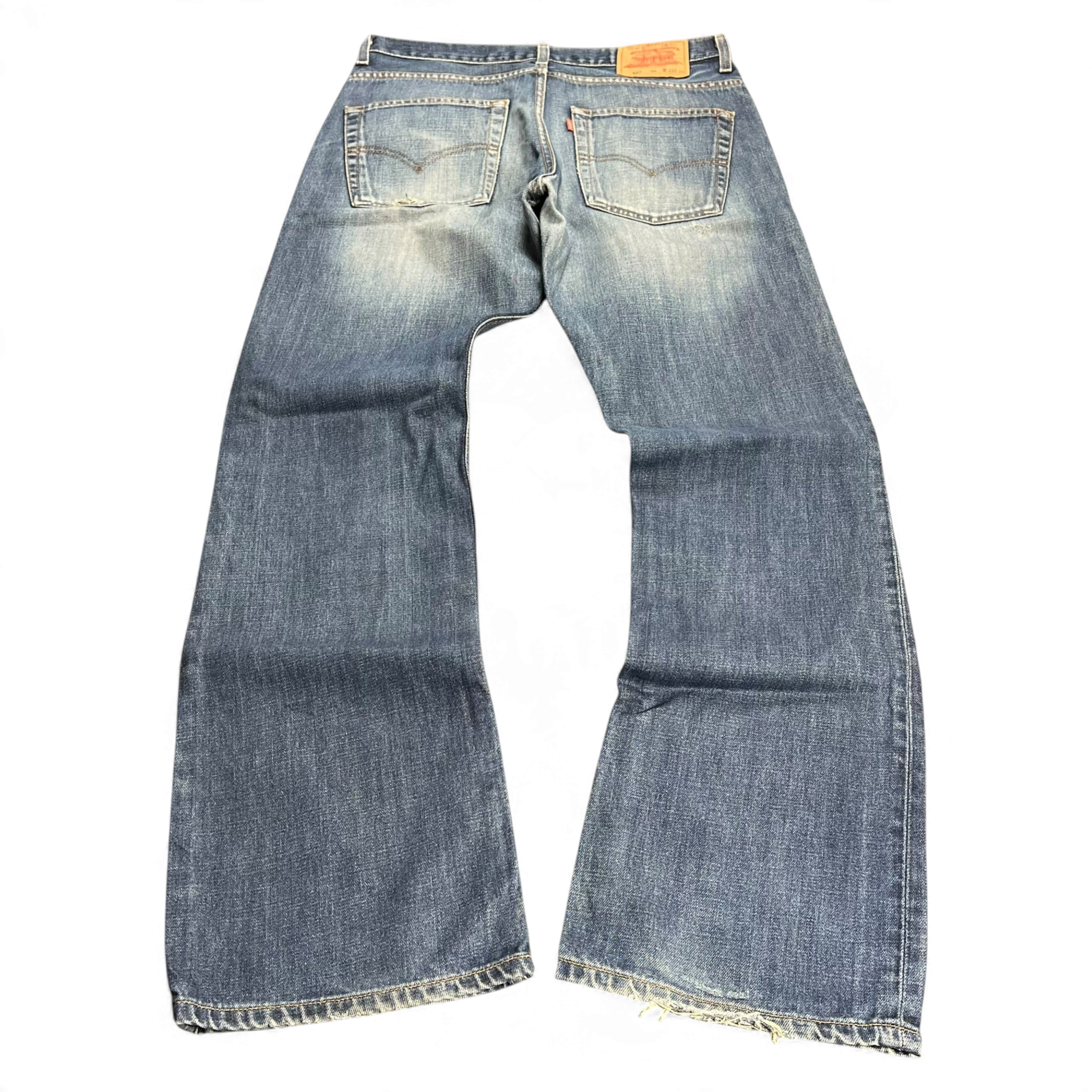 TWC Vintage Levi’s 507 Bootcut Jeans in blauem Denim mit klassischem Lederpatch und Gesäßtaschen, Rückansicht