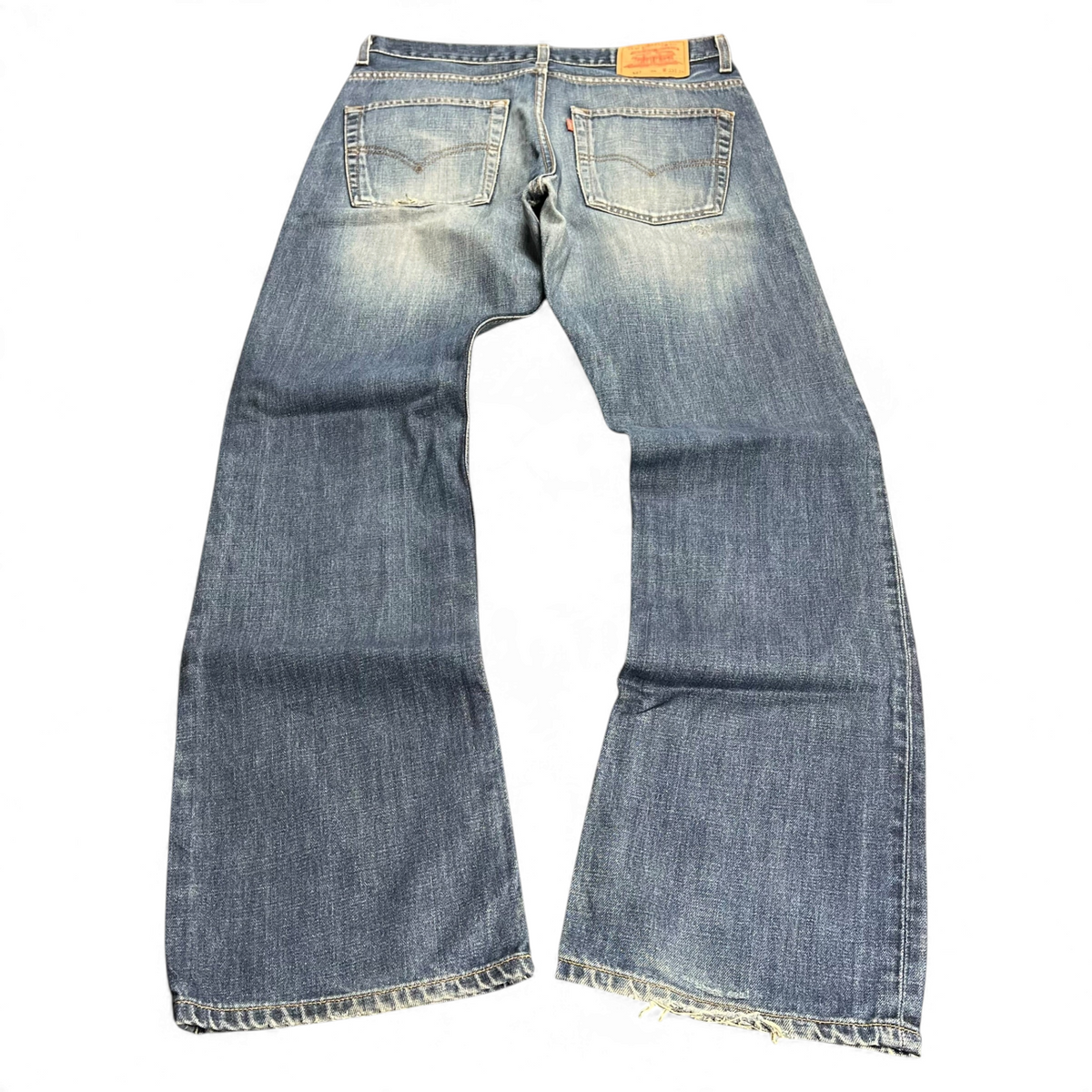 TWC Vintage Levi’s 507 Bootcut Jeans in blauem Denim mit klassischem Lederpatch und Gesäßtaschen, Rückansicht