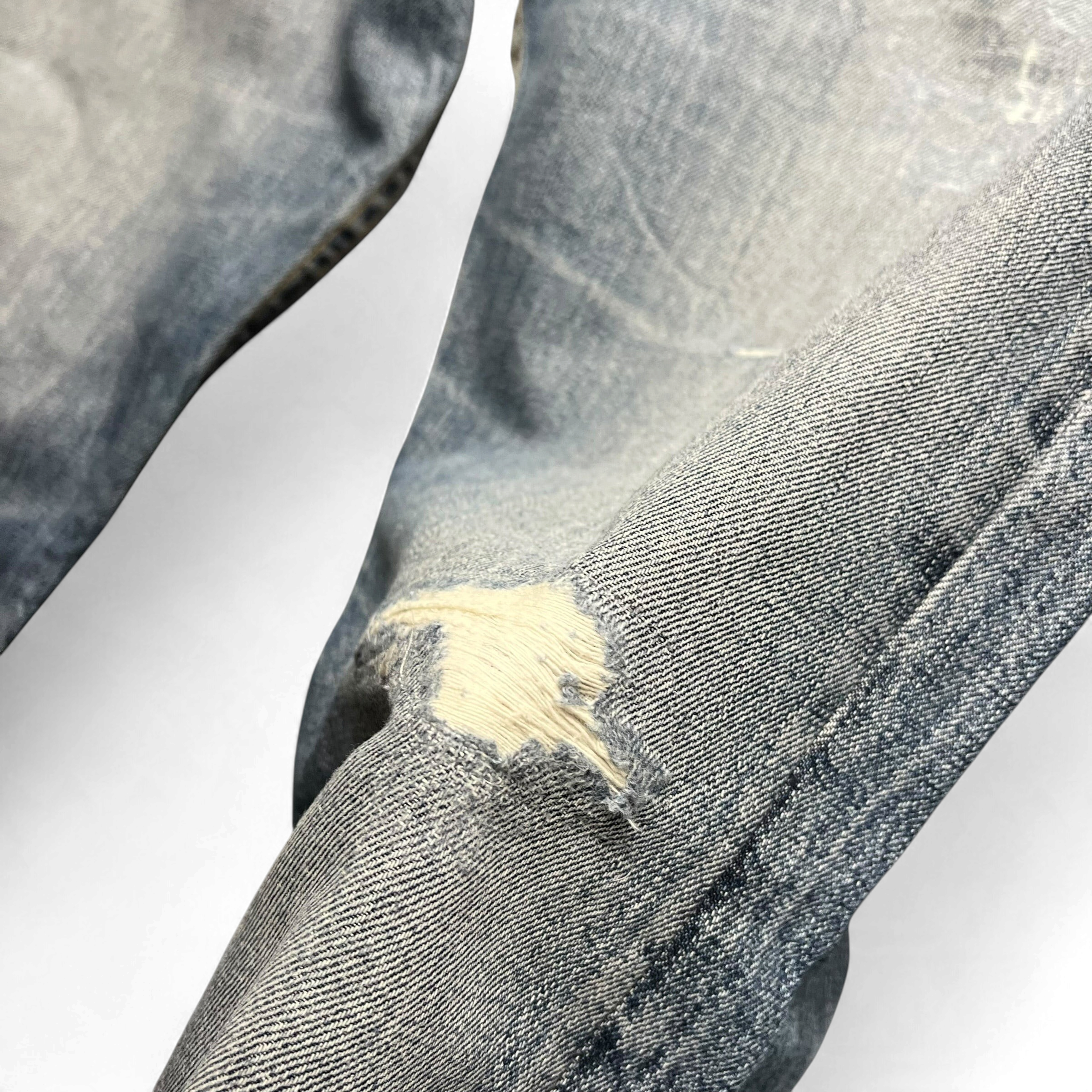 TWC Vintage Levi’s 506 Straight Jeans in hellblauem Denim mit markantem Knie-Riss und authentischer Used-Optik