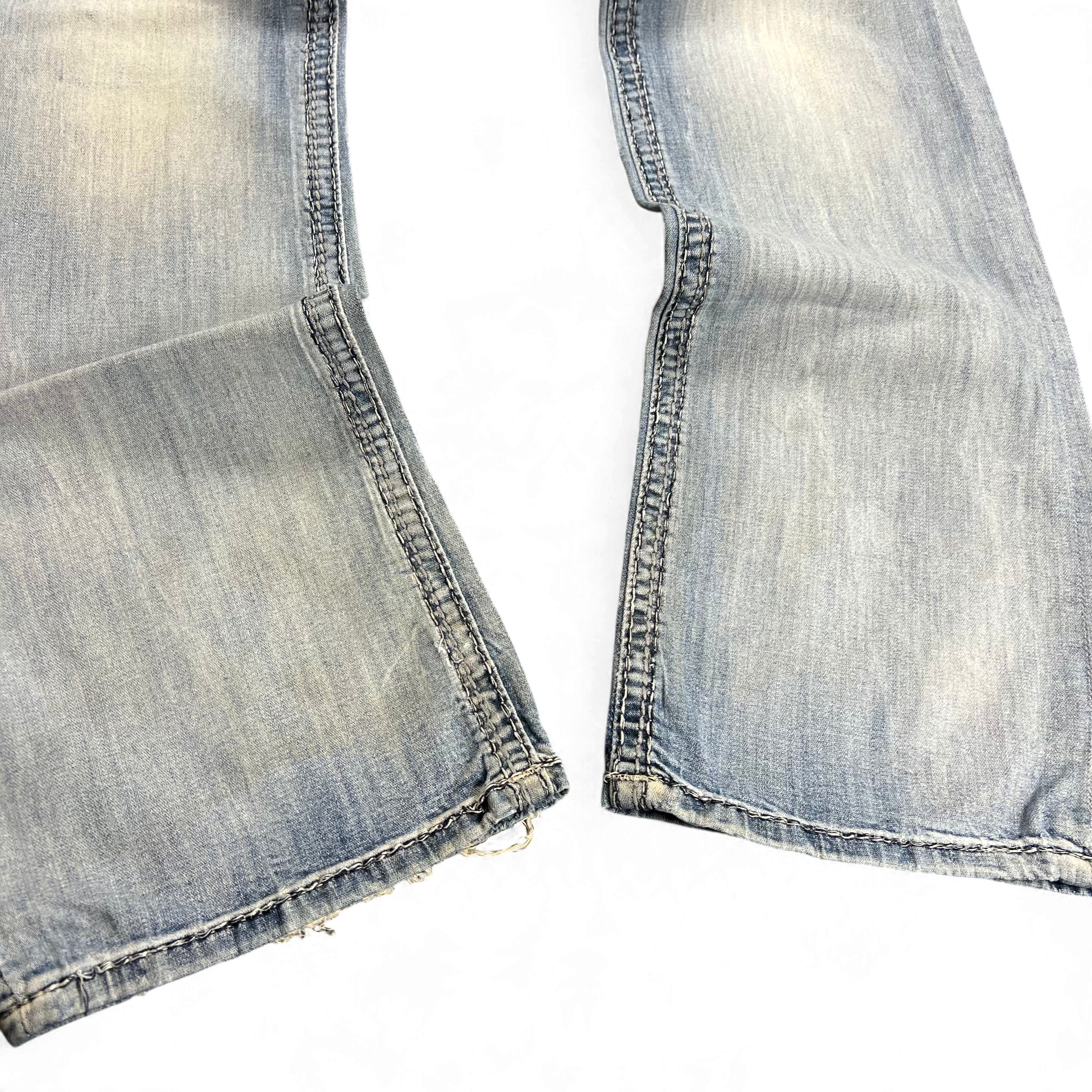 TWC Vintage Rock Revival Bootcut Jeans in hellblauem Denim mit sichtbaren Nähten und Used-Look an den Beinenden