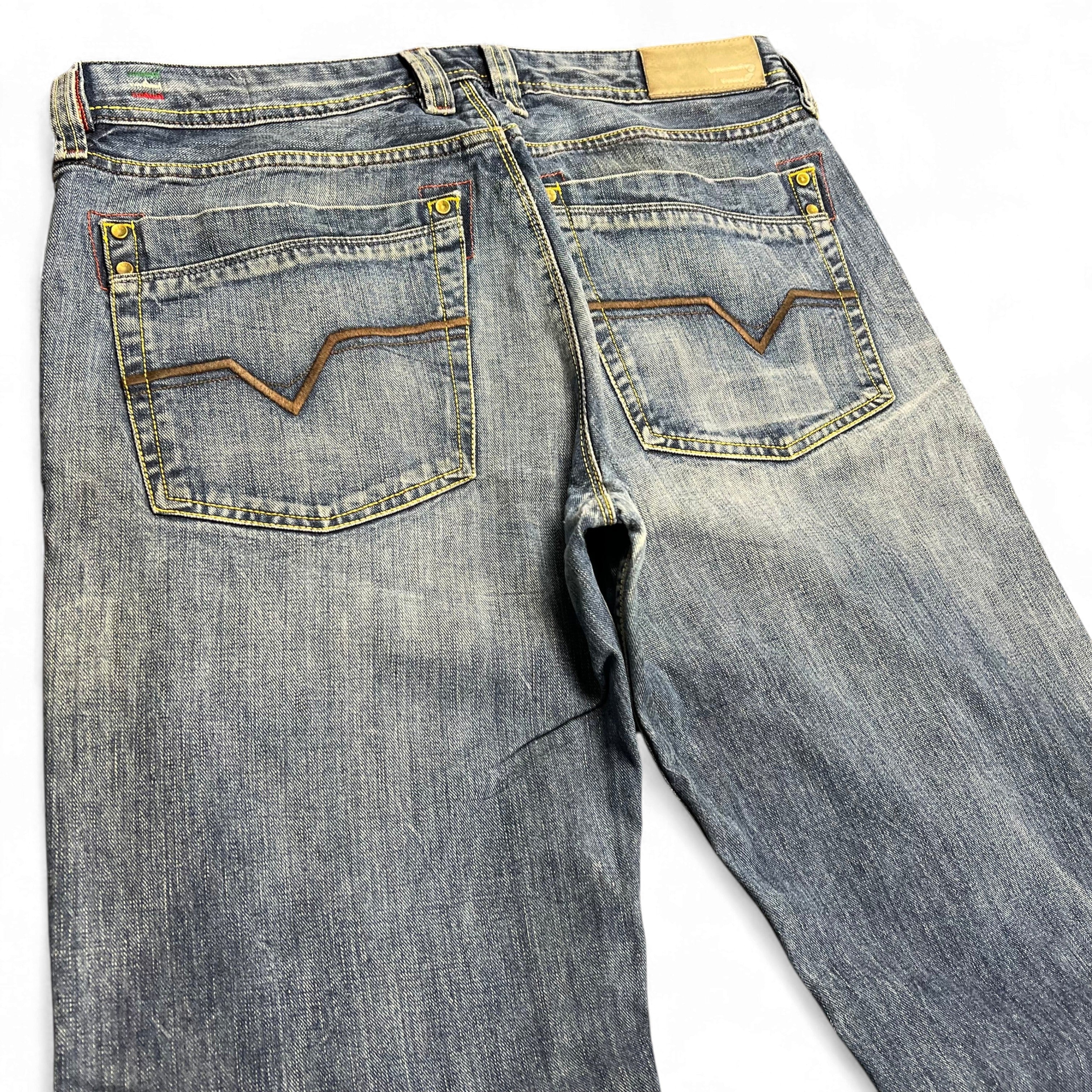 TWC Vintage Diesel Lemmen Straight Jeans in verwaschenem Blau mit markanten Ziernähten auf den Gesäßtaschen