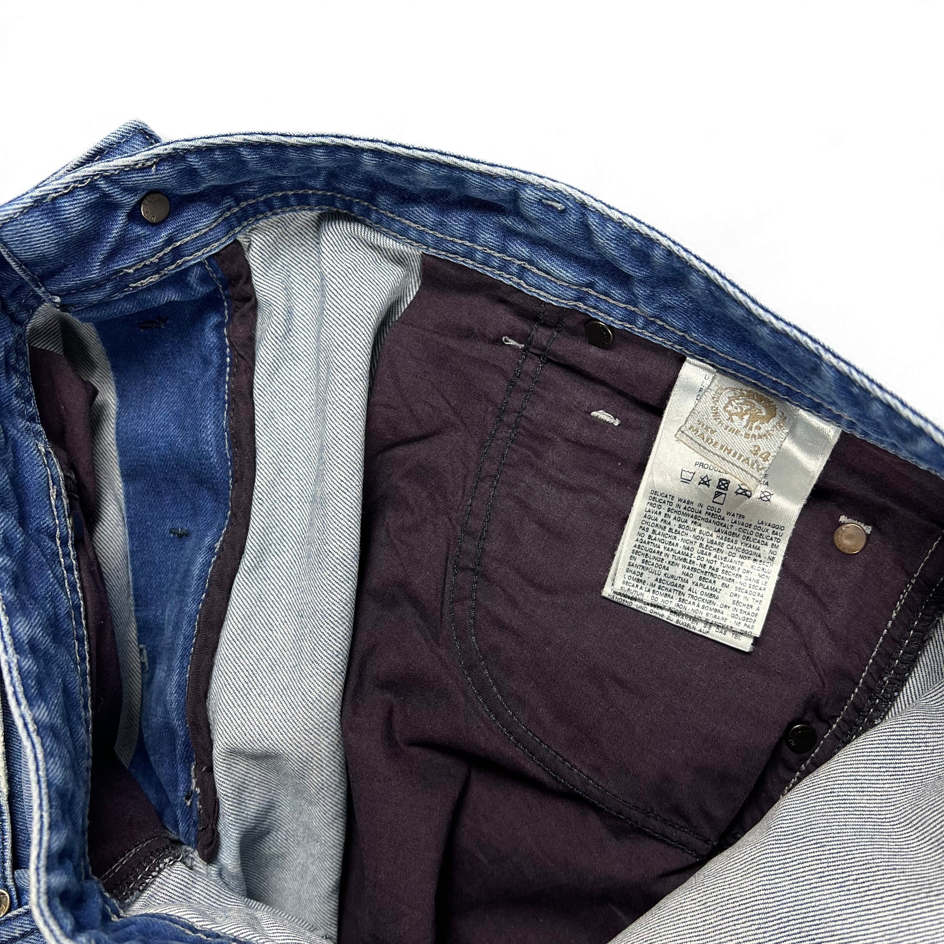 TWC Vintage Diesel Straight Jeans Innenansicht mit Pflegeetikett und Made in Italy Label in blauem Denim