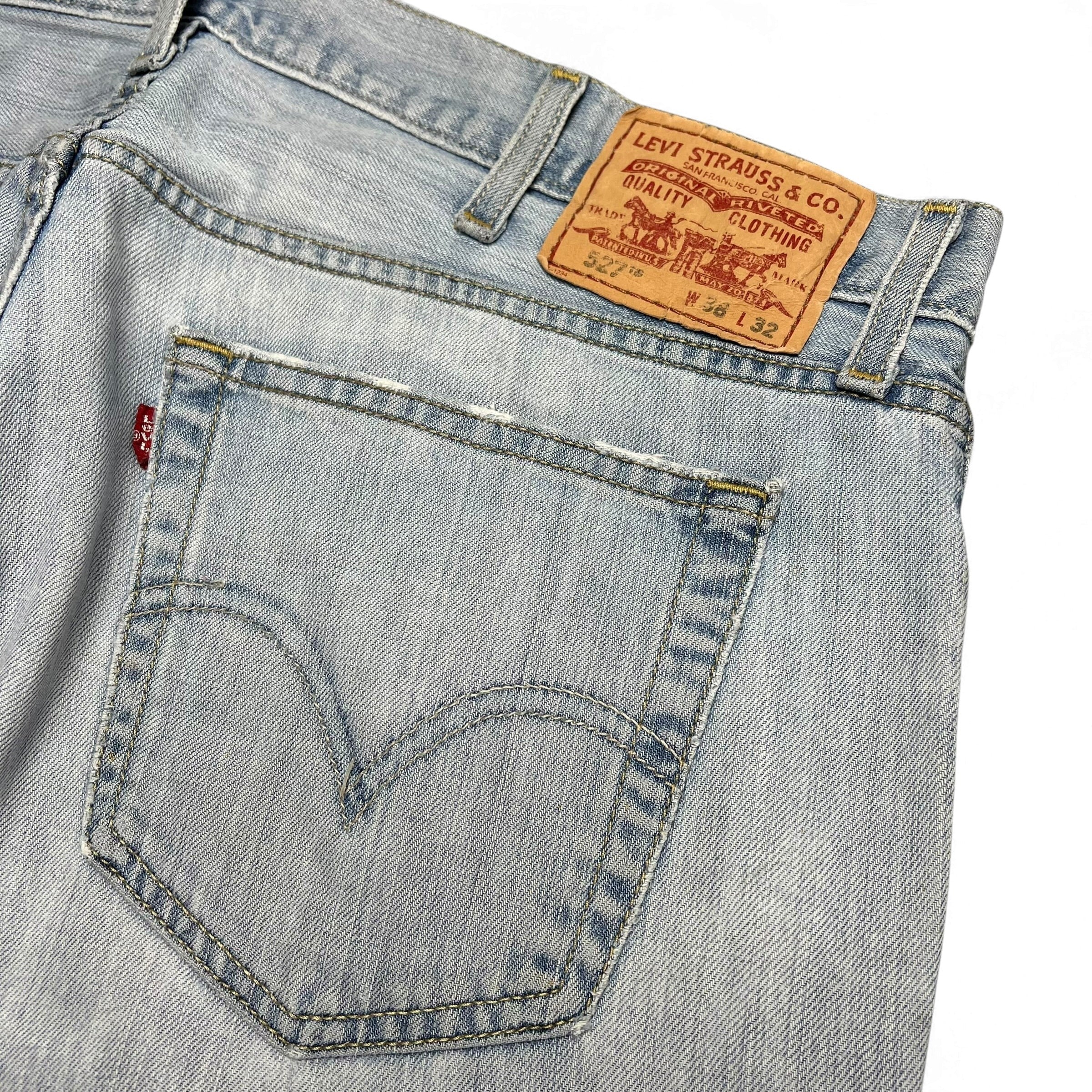 TWC Vintage Levi’s 527 Bootcut Jeans in hellblauem Denim mit Lederpatch und klassischer Gesäßtasche