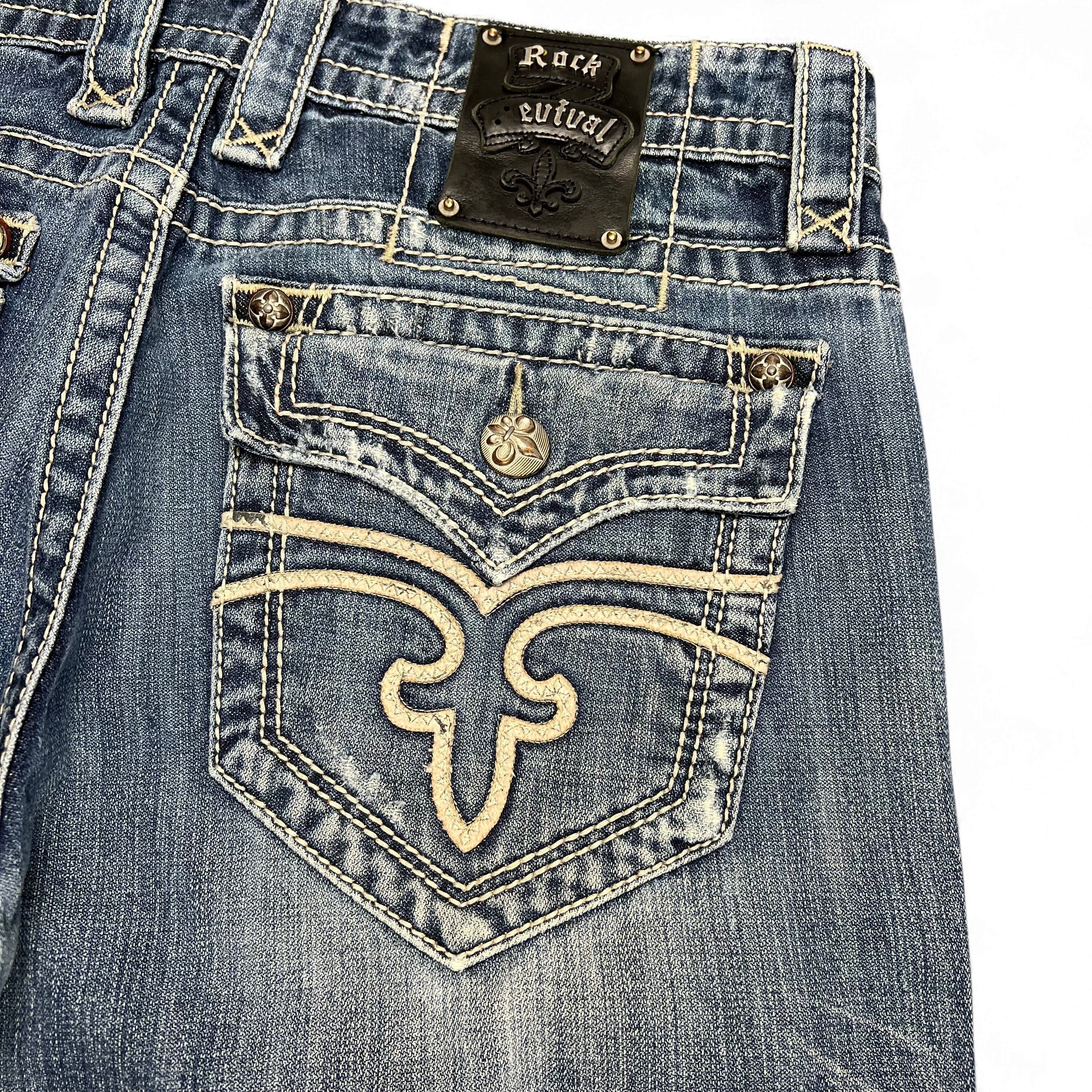 TWC Vintage Rock Revival Jeans mit blauer Waschung, markanten Ziernähten und Leder-Patch an der Gesäßtasche