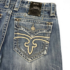TWC Vintage Rock Revival Jeans mit blauer Waschung, markanten Ziernähten und Leder-Patch an der Gesäßtasche