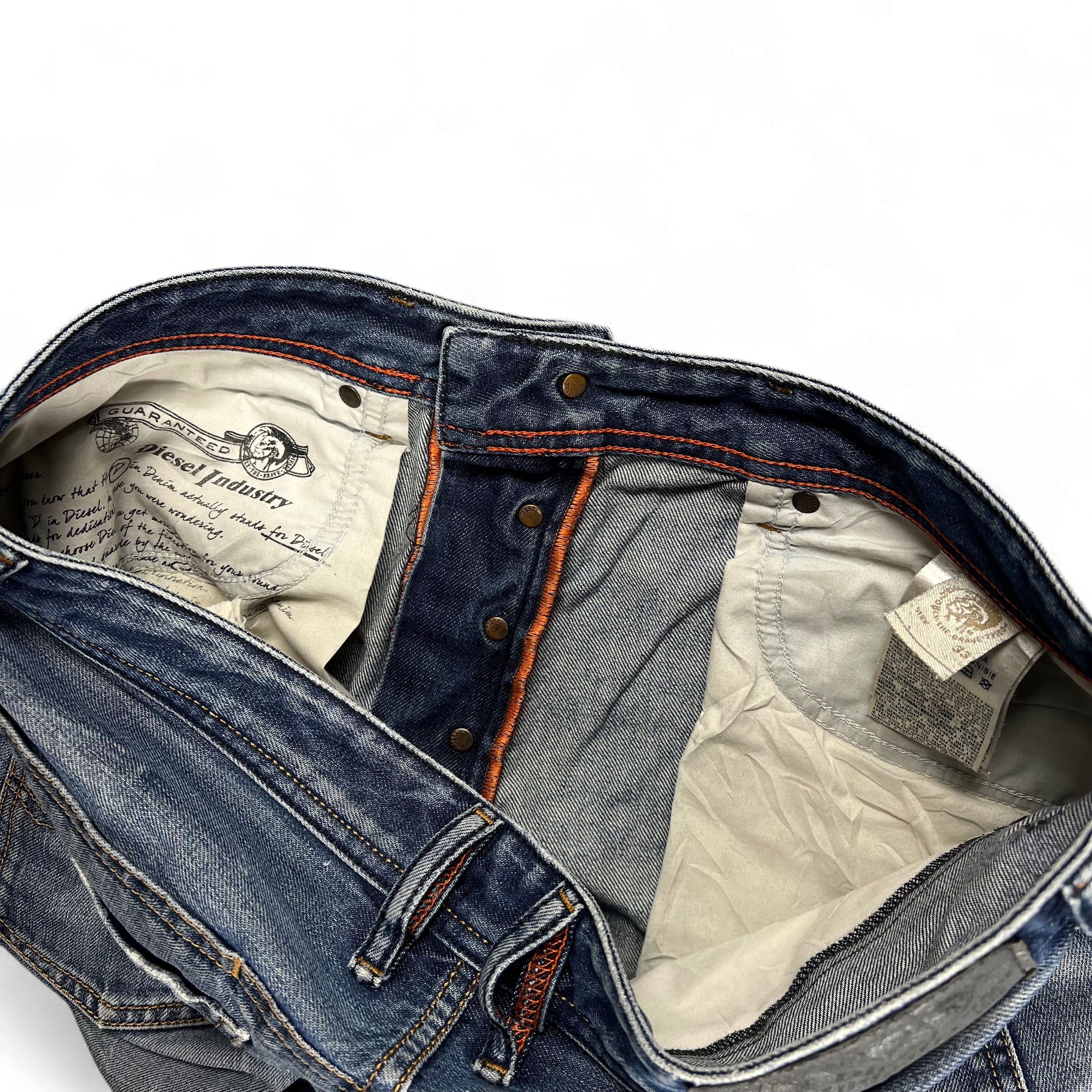 TWC Vintage Diesel Straight Jeans mit Knopfleiste und charakteristischem Innenfutter in Dunkelblau