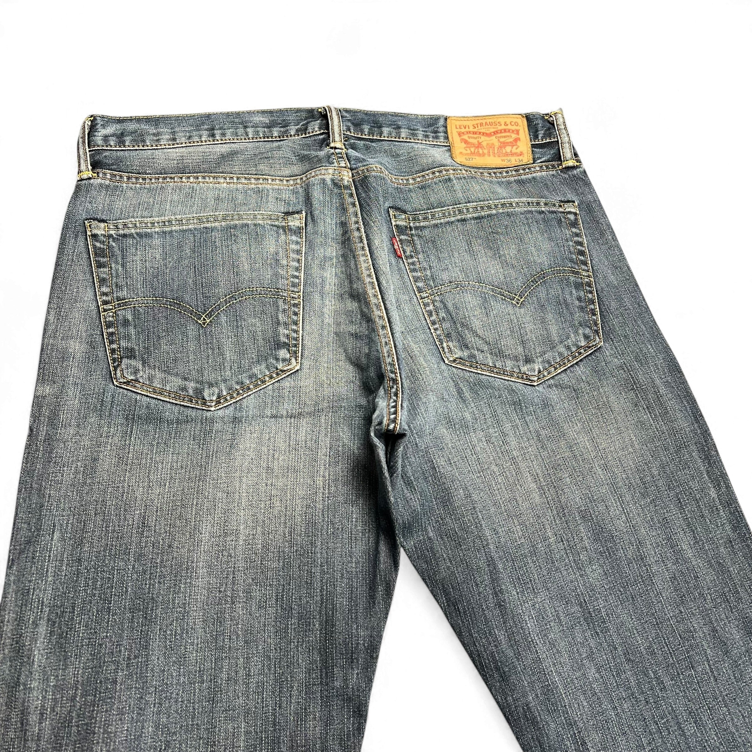 TWC Vintage Levi’s 527 Bootcut Jeans in verwaschenem Blau mit klassischem Lederpatch und Gesäßtaschen