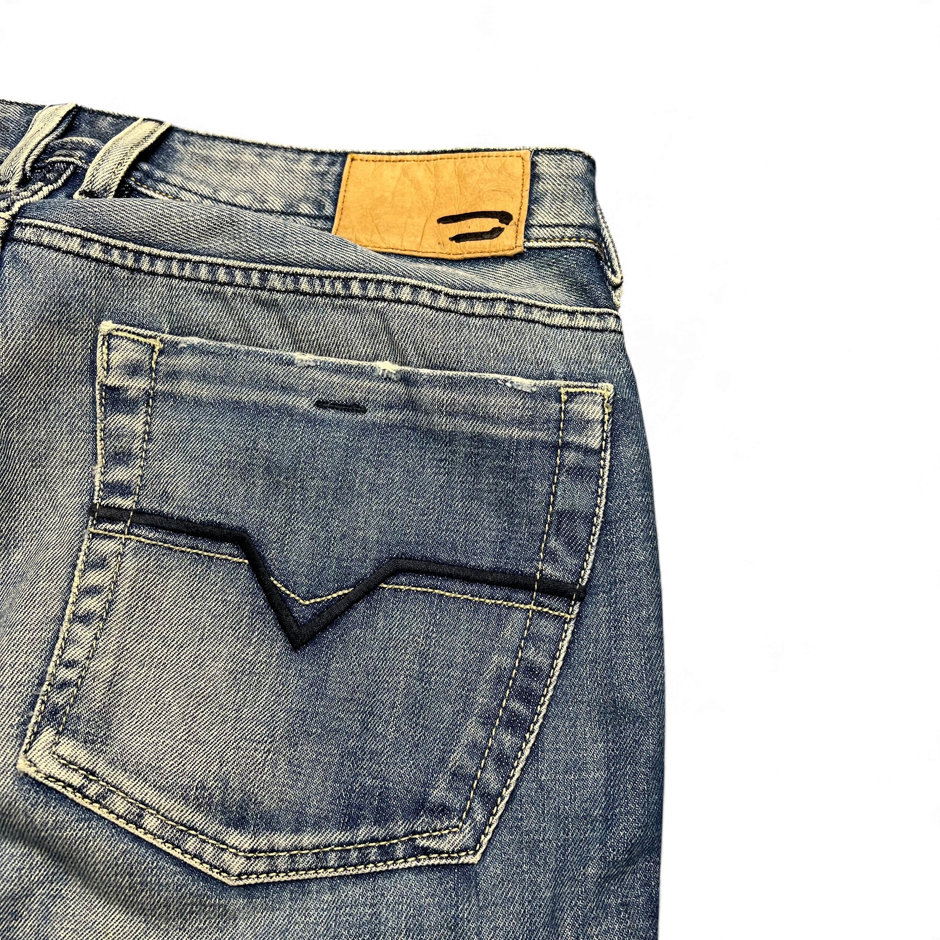 TWC Vintage Diesel Zathan Bootcut Jeans in blauem Denim mit charakteristischer Gesäßtaschen-Stickerei und Leder-Patch