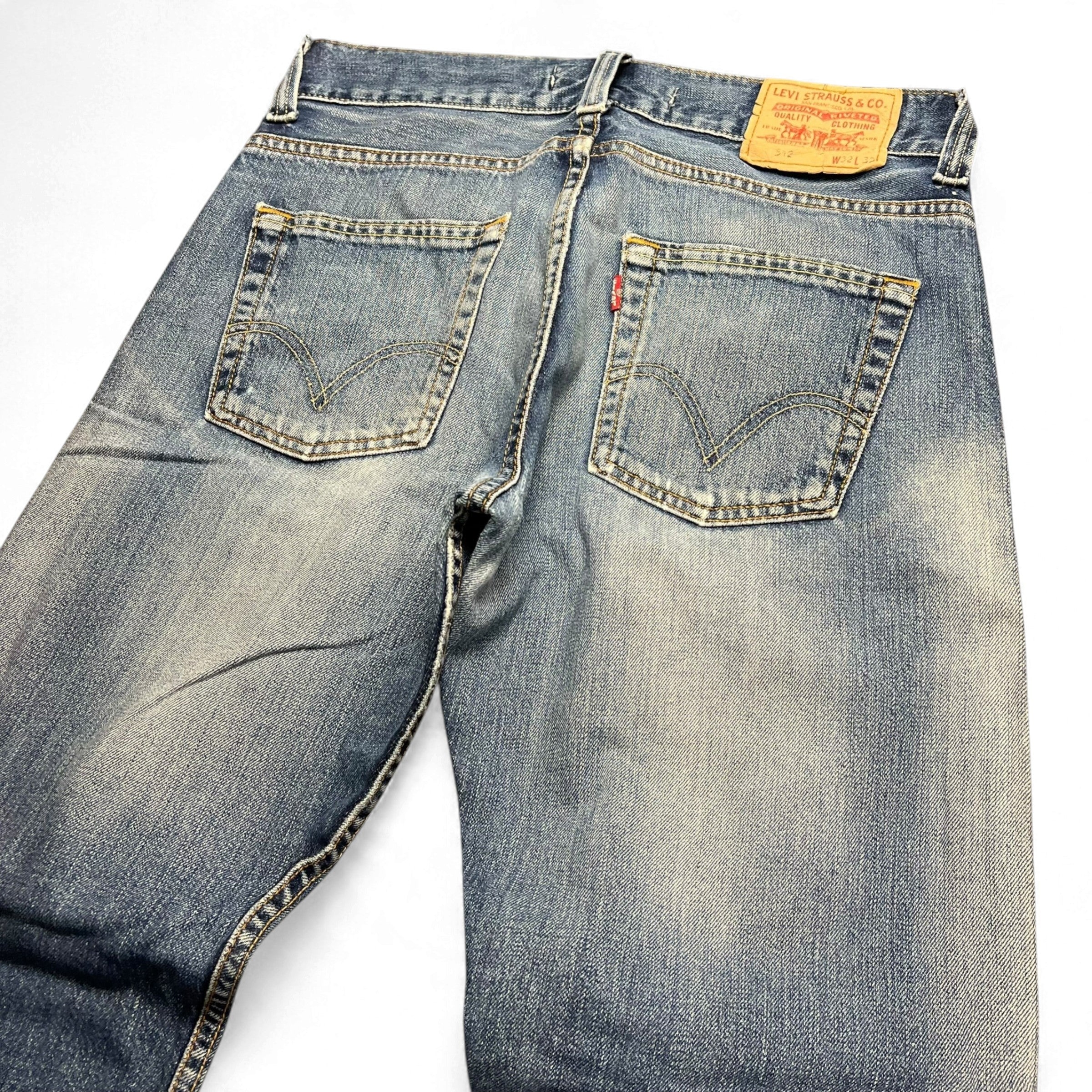 TWC Vintage Levi's 512 Bootcut Jeans in verwaschenem Blau mit klassischem Lederpatch und Gesäßtaschen