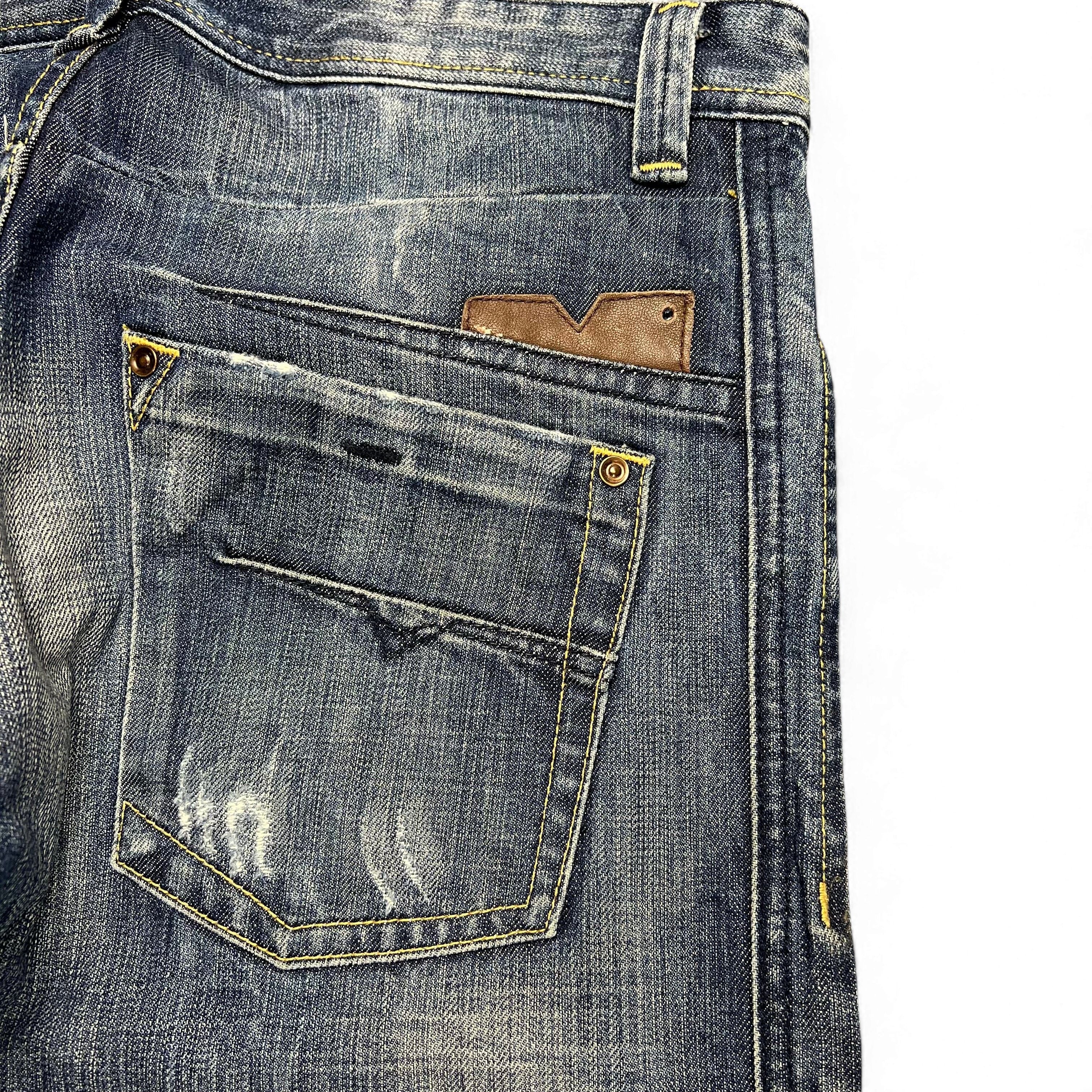 TWC Vintage Diesel Darron Straight Jeans in blauem Denim mit Distressed-Details und braunem Leder-Detail an der Tasche
