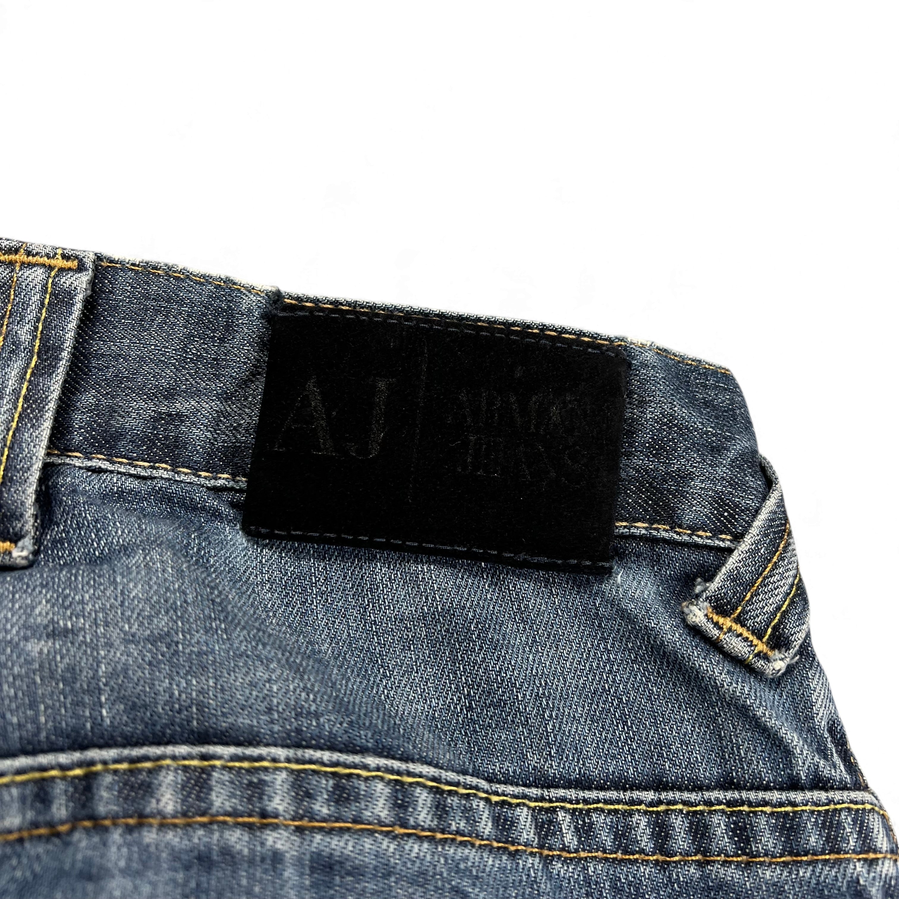 TWC Vintage Armani Jeans mit schwarzem Leder-Label und blauer Denim-Waschung