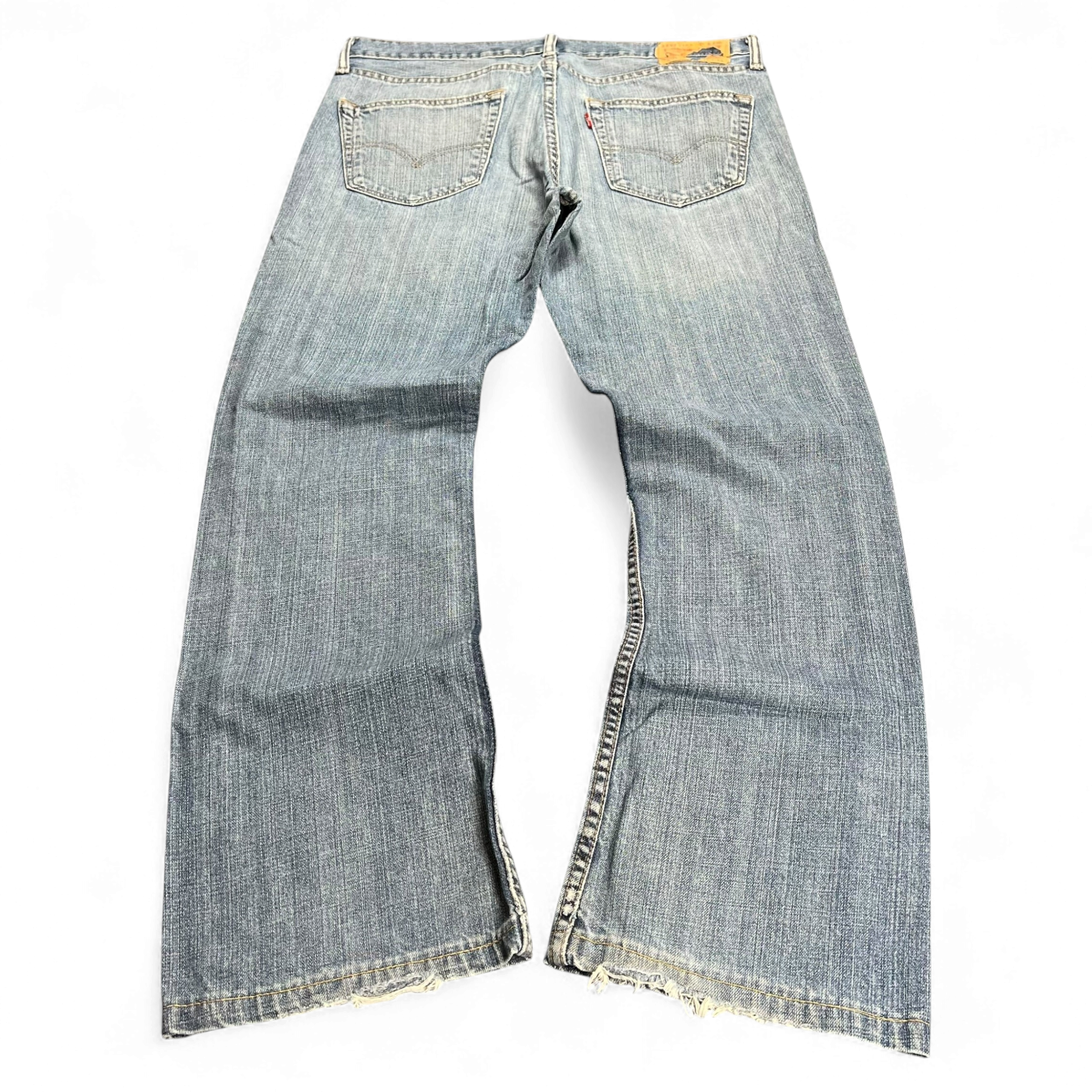 TWC Vintage Levi’s 527 Bootcut Jeans in verwaschenem Blau mit ausgefransten Säumen und klassischem Five-Pocket-Design