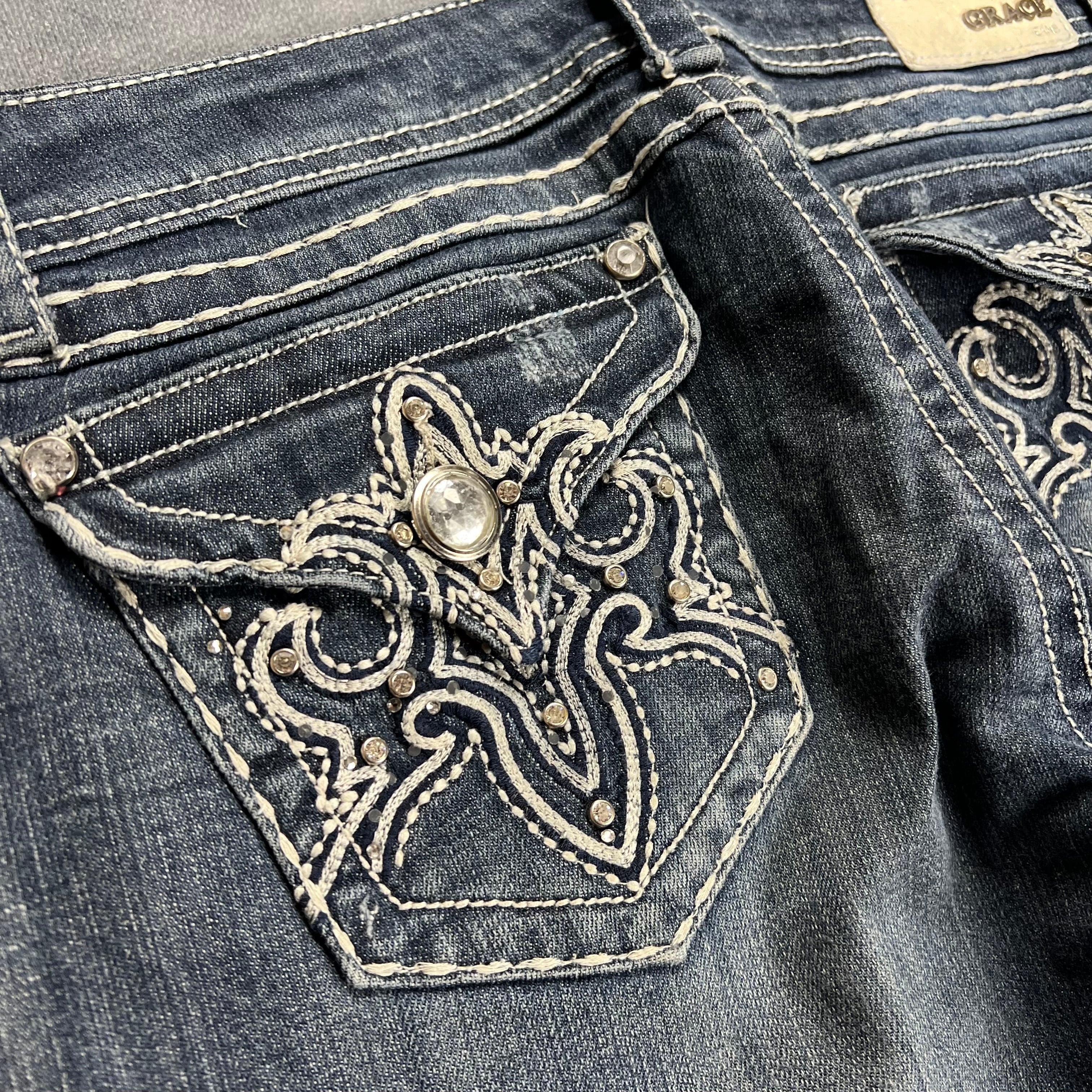TWC Vintage Damen Y2K Jeans in Dunkelblau mit aufwendigen Stickereien, Strasssteinen und Ziernähten an der Gesäßtasche