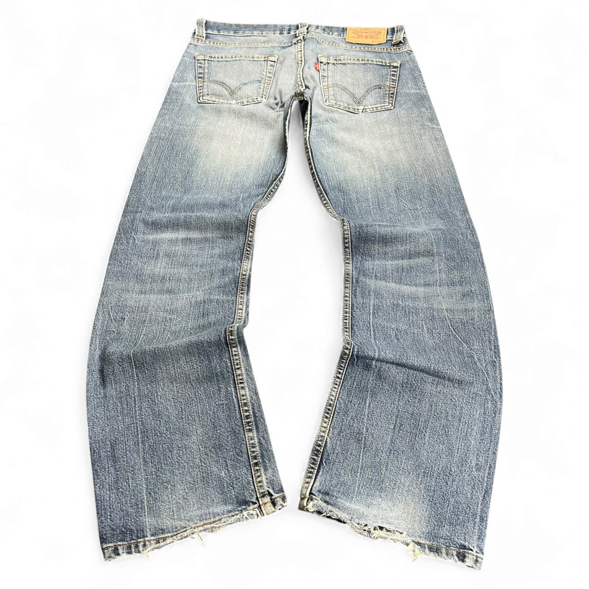 TWC Vintage Levi's 506 Straight Jeans in verwaschenem Blau mit klassischem Five-Pocket-Design und ausgefransten Säumen