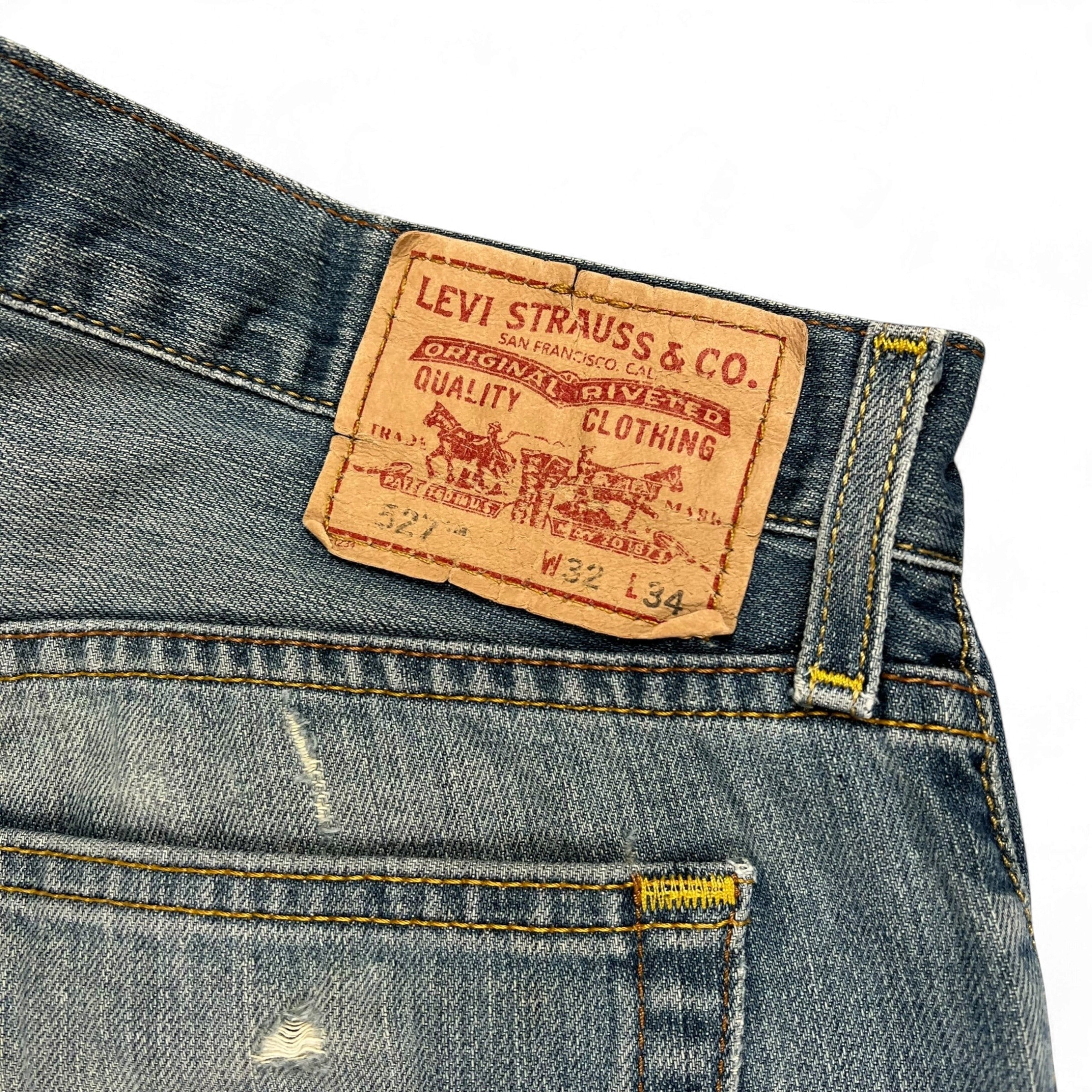 TWC Vintage Levi’s 527 Bootcut Jeans mit braunem Lederpatch und klassischer blauer Denim-Waschung