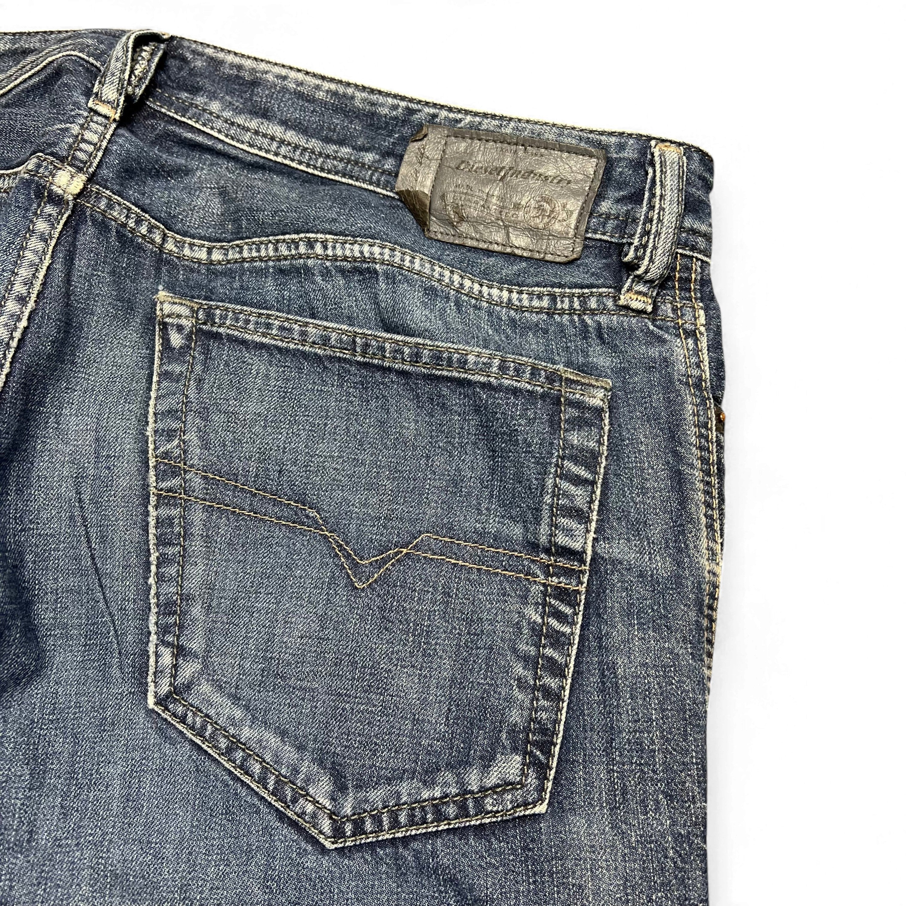 TWC Vintage Diesel New-Fanker Bootcut Jeans in blauem Denim mit Leder-Label und Gesäßtasche